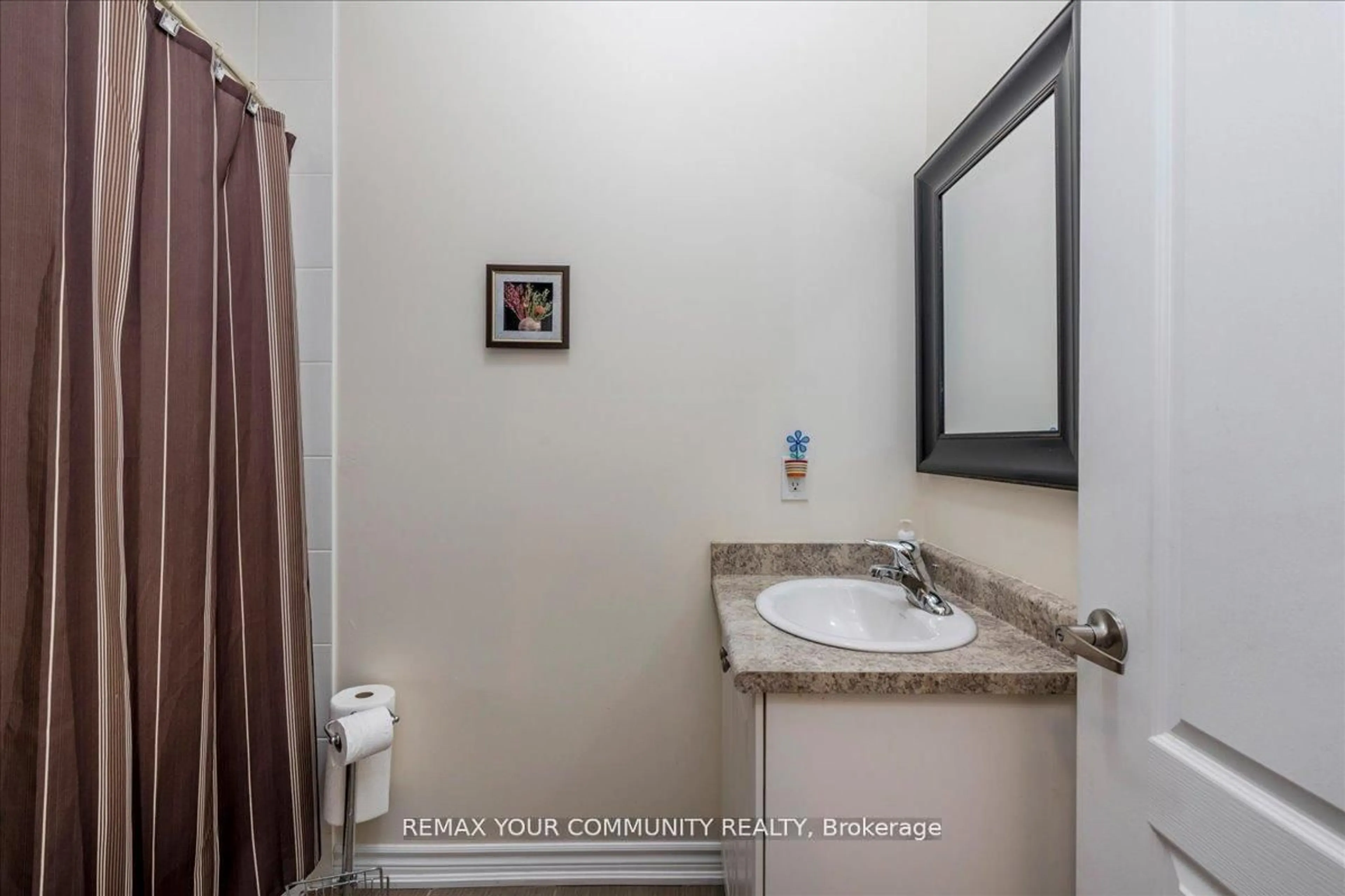 Standard bathroom, ceramic/tile floor for 760 Freemont Crt, Innisfil Ontario L9S 0K4