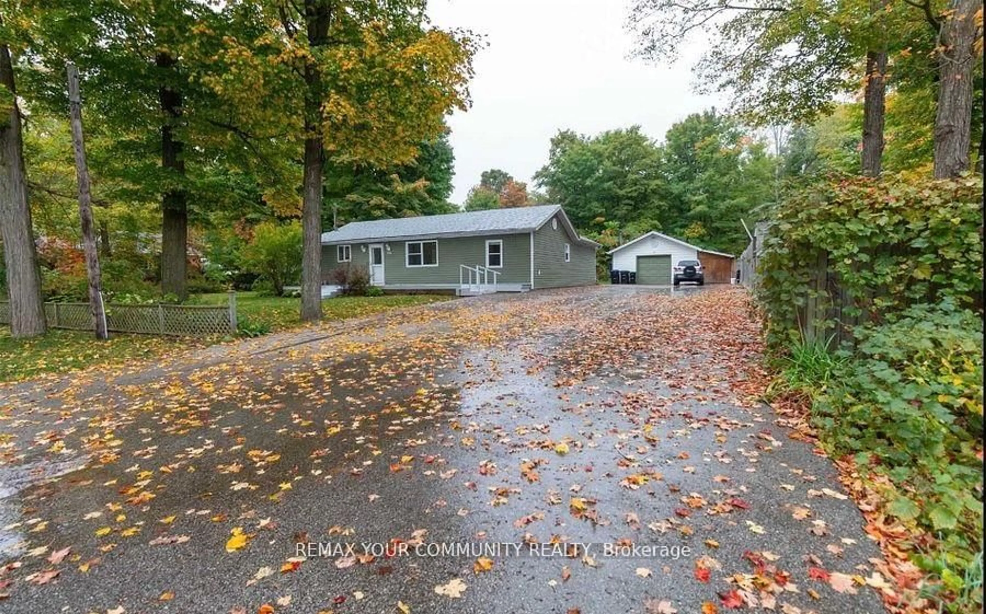 A pic from outside/outdoor area/front of a property/back of a property/a pic from drone, street for 781 Edward St, Innisfil Ontario L9S 2S2