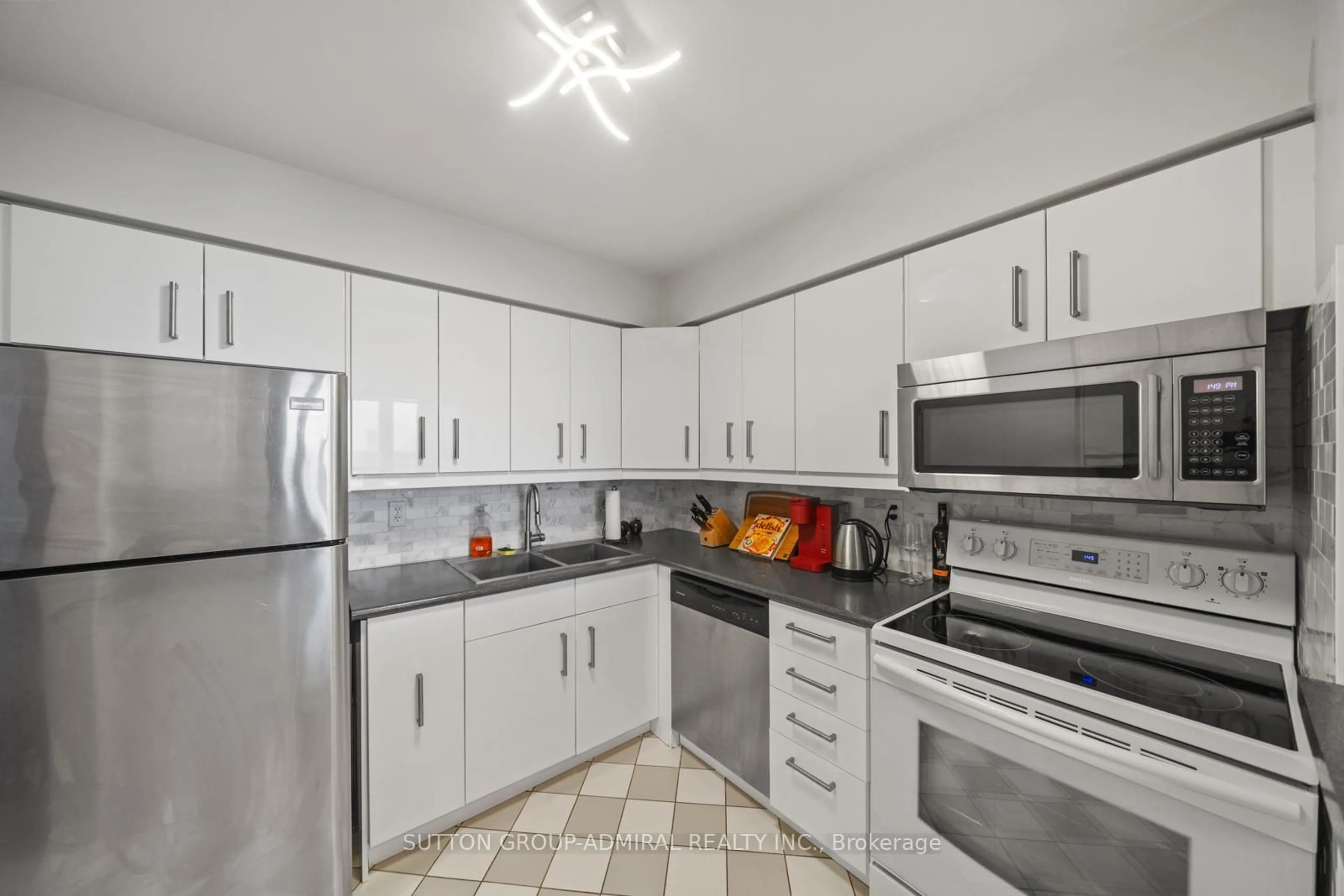 Standard kitchen, ceramic/tile floor for 81 Townsgate Dr #1103, Vaughan Ontario L4J 8E6