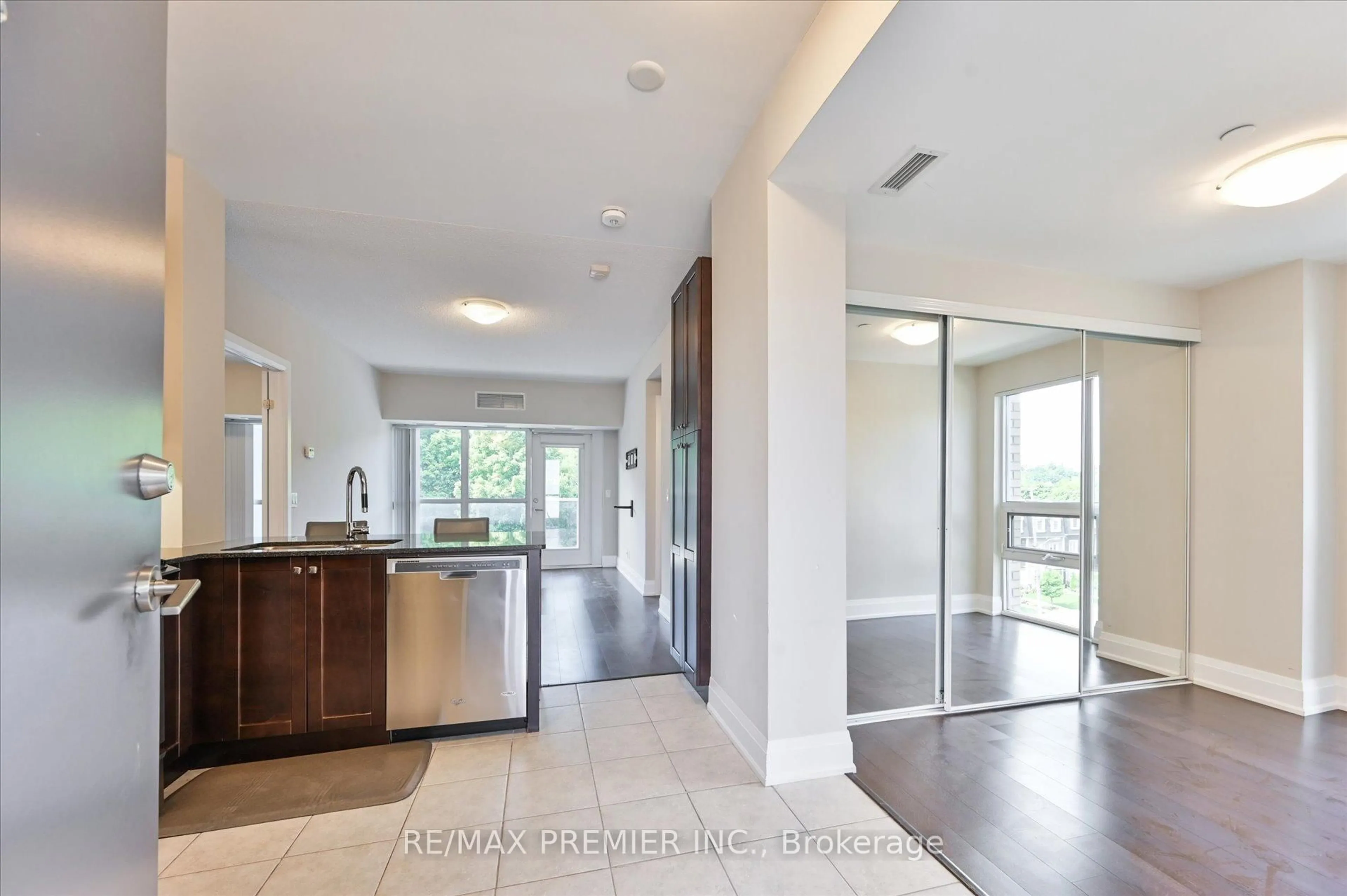 Indoor entryway for 8302 Islington Ave #517, Vaughan Ontario L4L 0E6