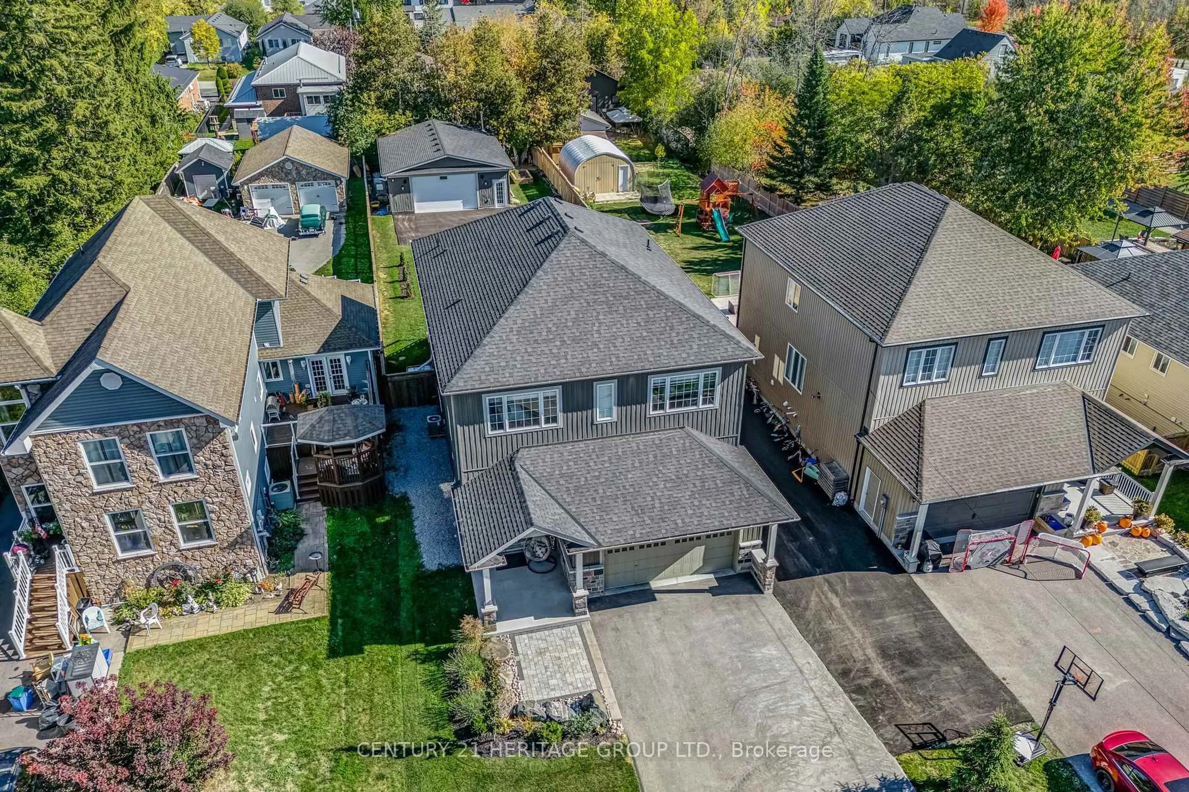 A pic from outside/outdoor area/front of a property/back of a property/a pic from drone, street for 807A Montsell Ave, Georgina Ontario L0E 1S0
