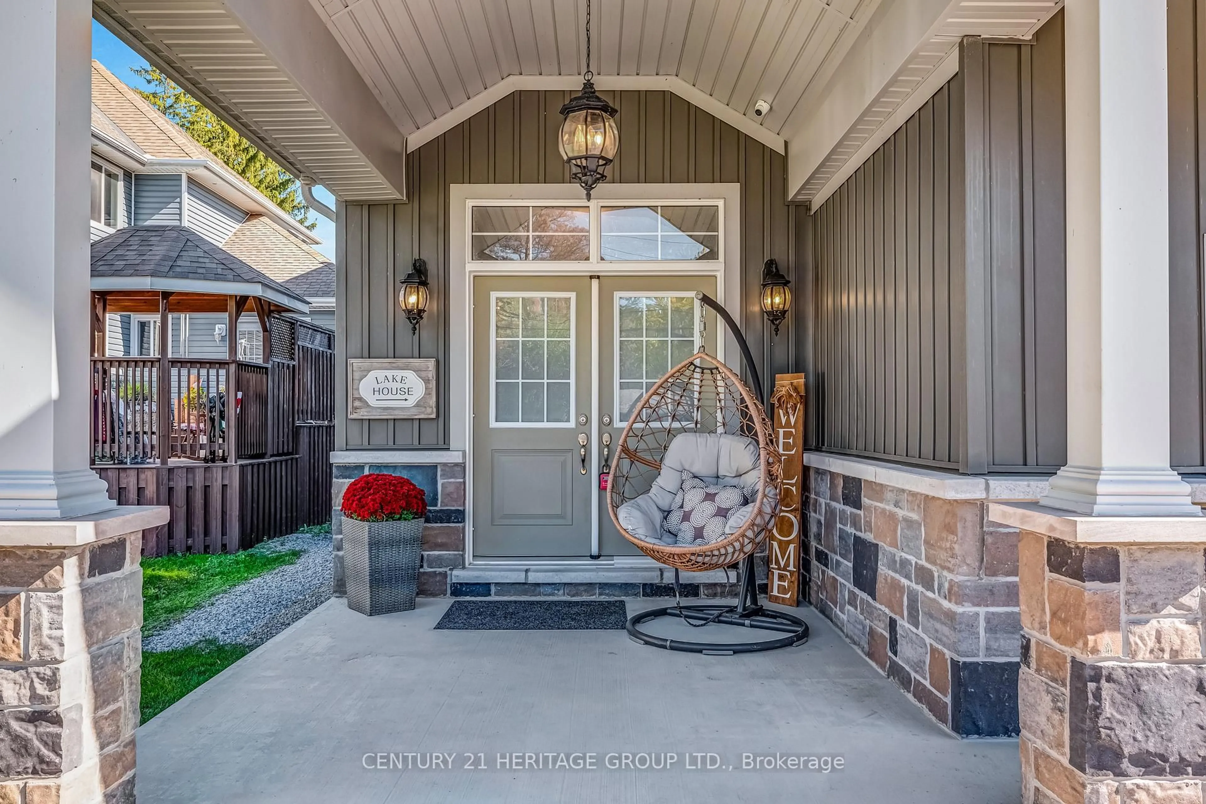 Indoor entryway for 807A Montsell Ave, Georgina Ontario L0E 1S0