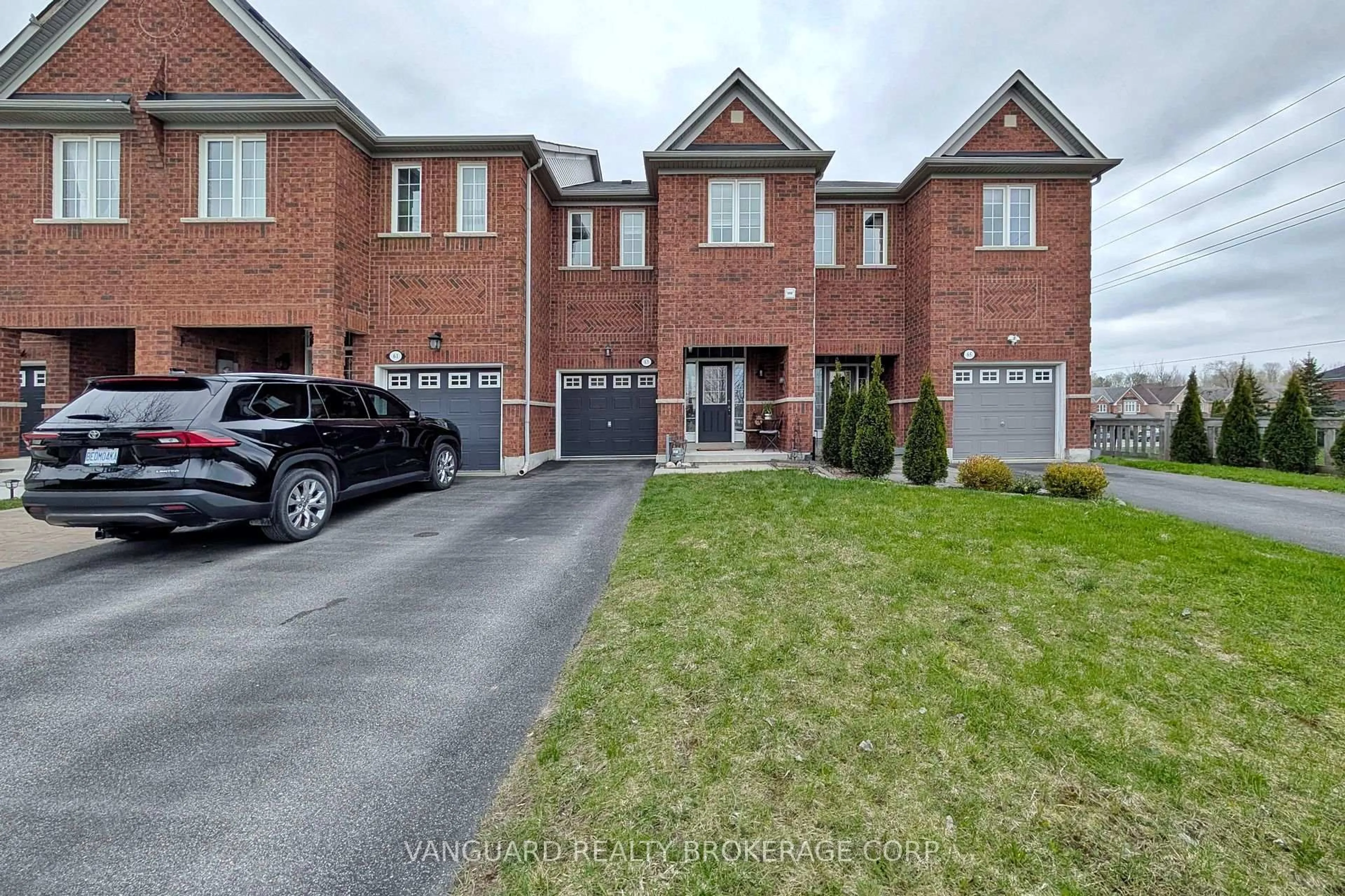 A pic from outside/outdoor area/front of a property/back of a property/a pic from drone, street for 63 McCann Cres, Bradford West Gwillimbury Ontario L3Z 0G6