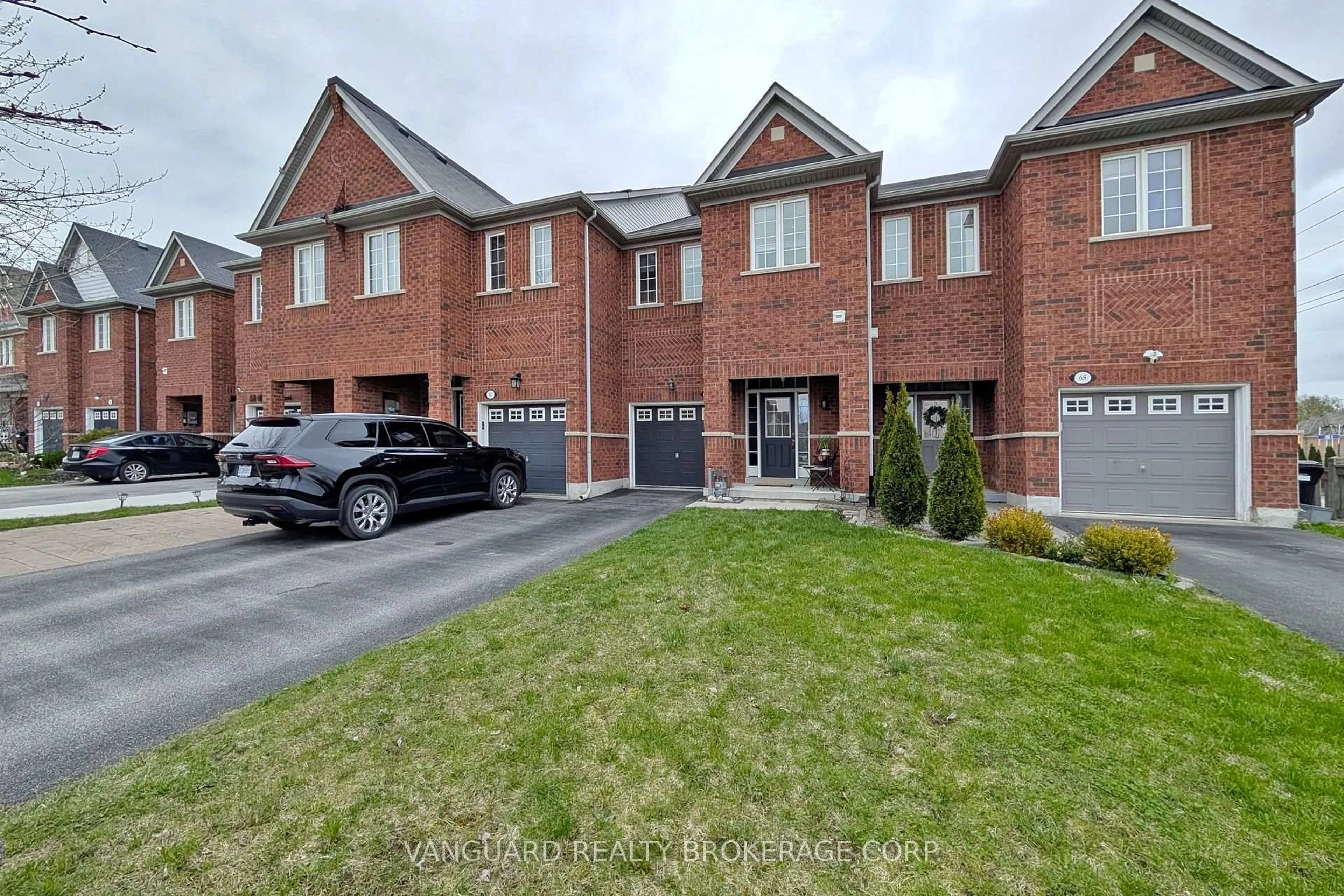A pic from outside/outdoor area/front of a property/back of a property/a pic from drone, street for 63 McCann Cres, Bradford West Gwillimbury Ontario L3Z 0G6