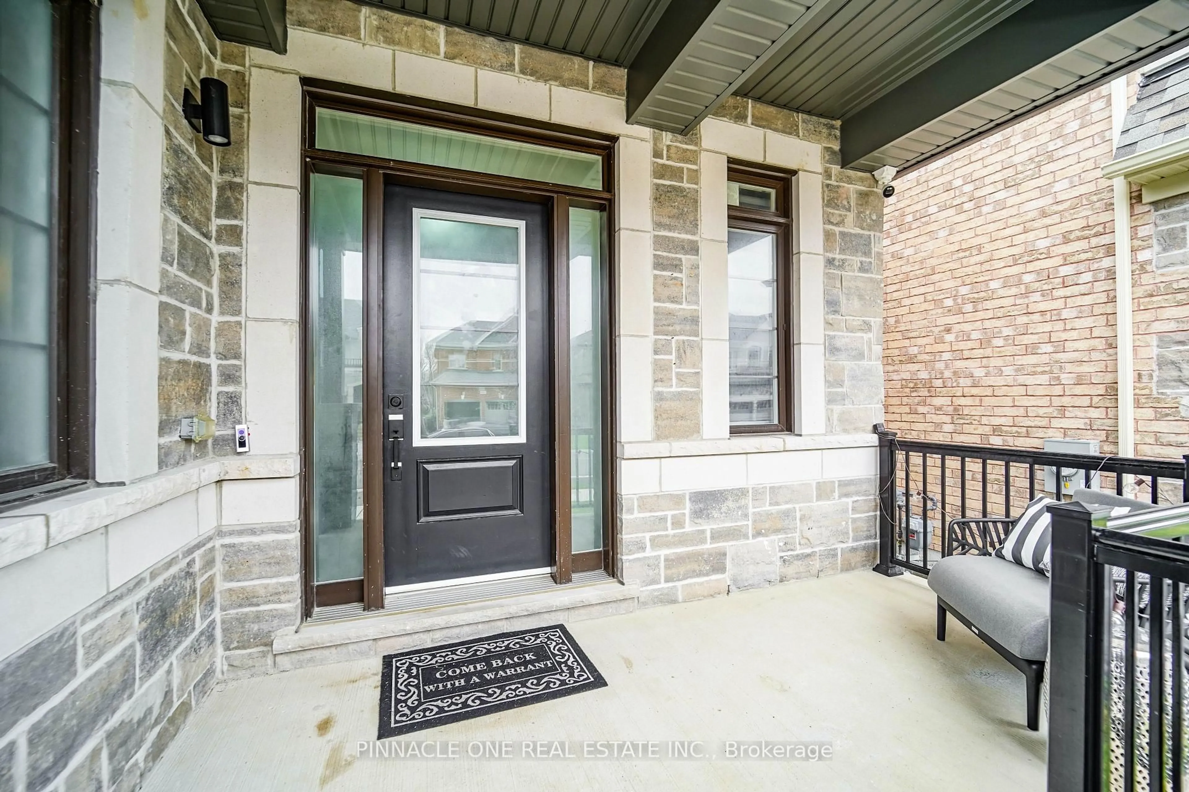 Indoor entryway for 305 Danny Wheeler Blvd, Georgina Ontario L4P 0K1