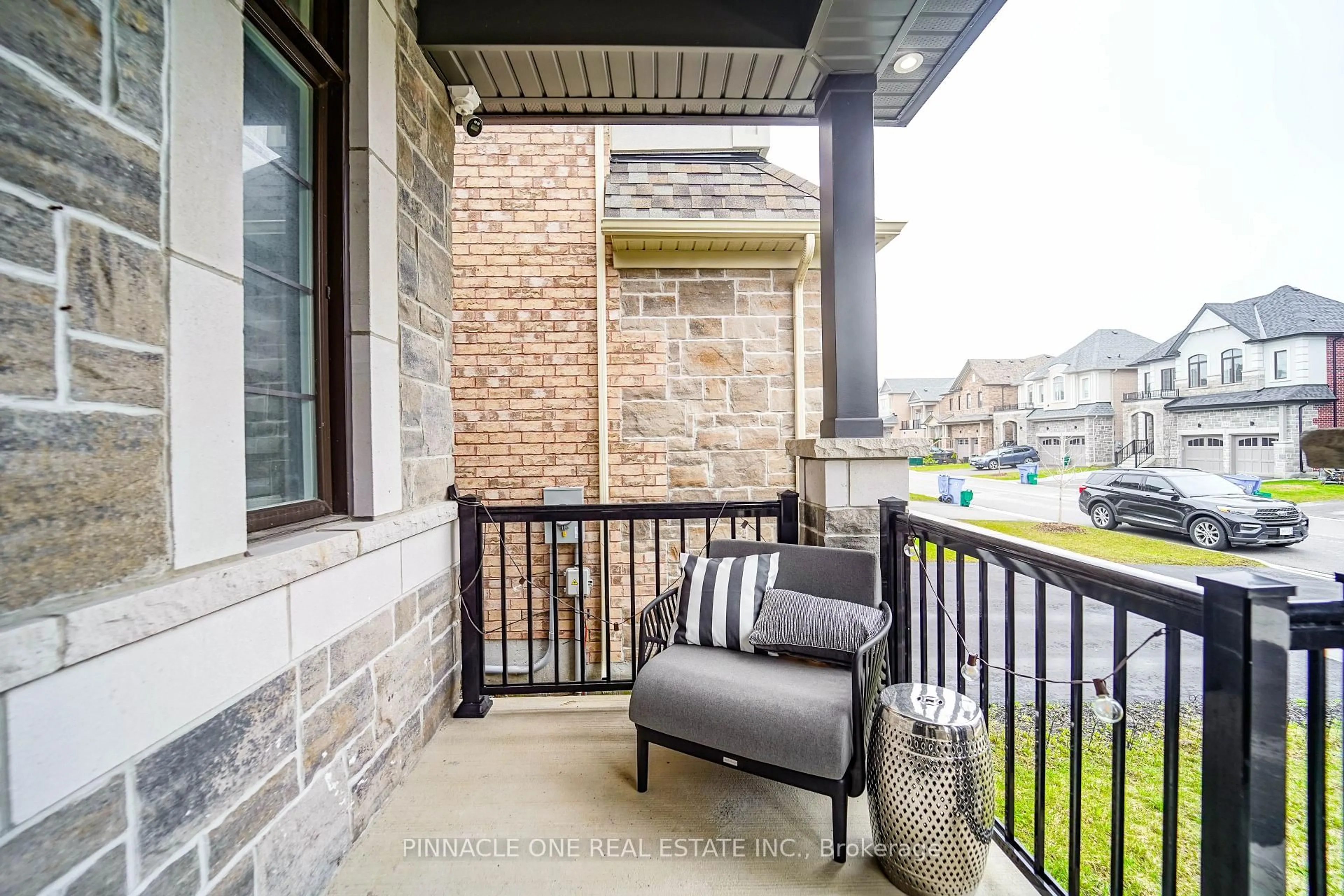 Patio, street for 305 Danny Wheeler Blvd, Georgina Ontario L4P 0K1