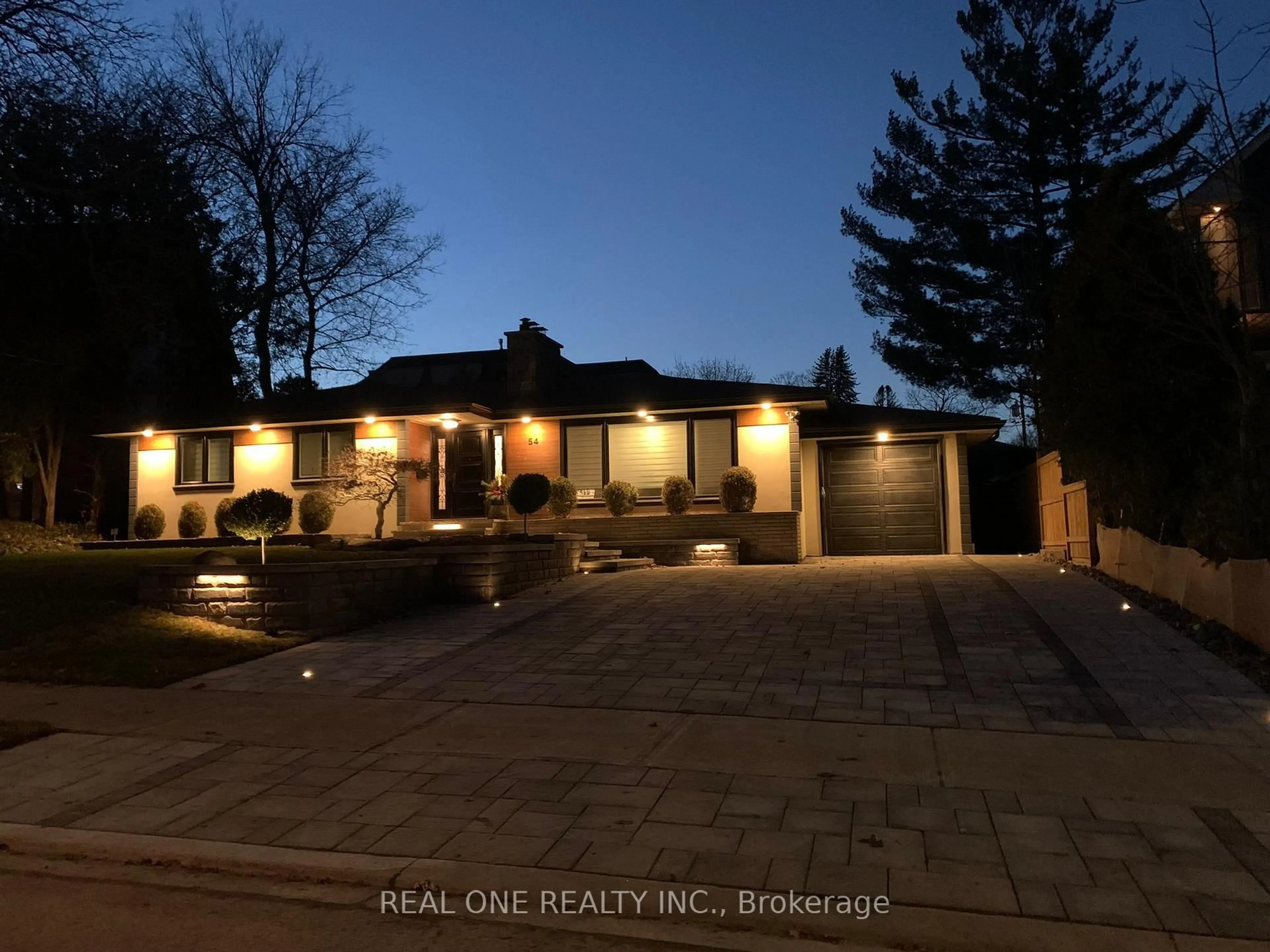 A pic from outside/outdoor area/front of a property/back of a property/a pic from drone, street for 54 Leisure Lane, Richmond Hill Ontario L4C 4X1