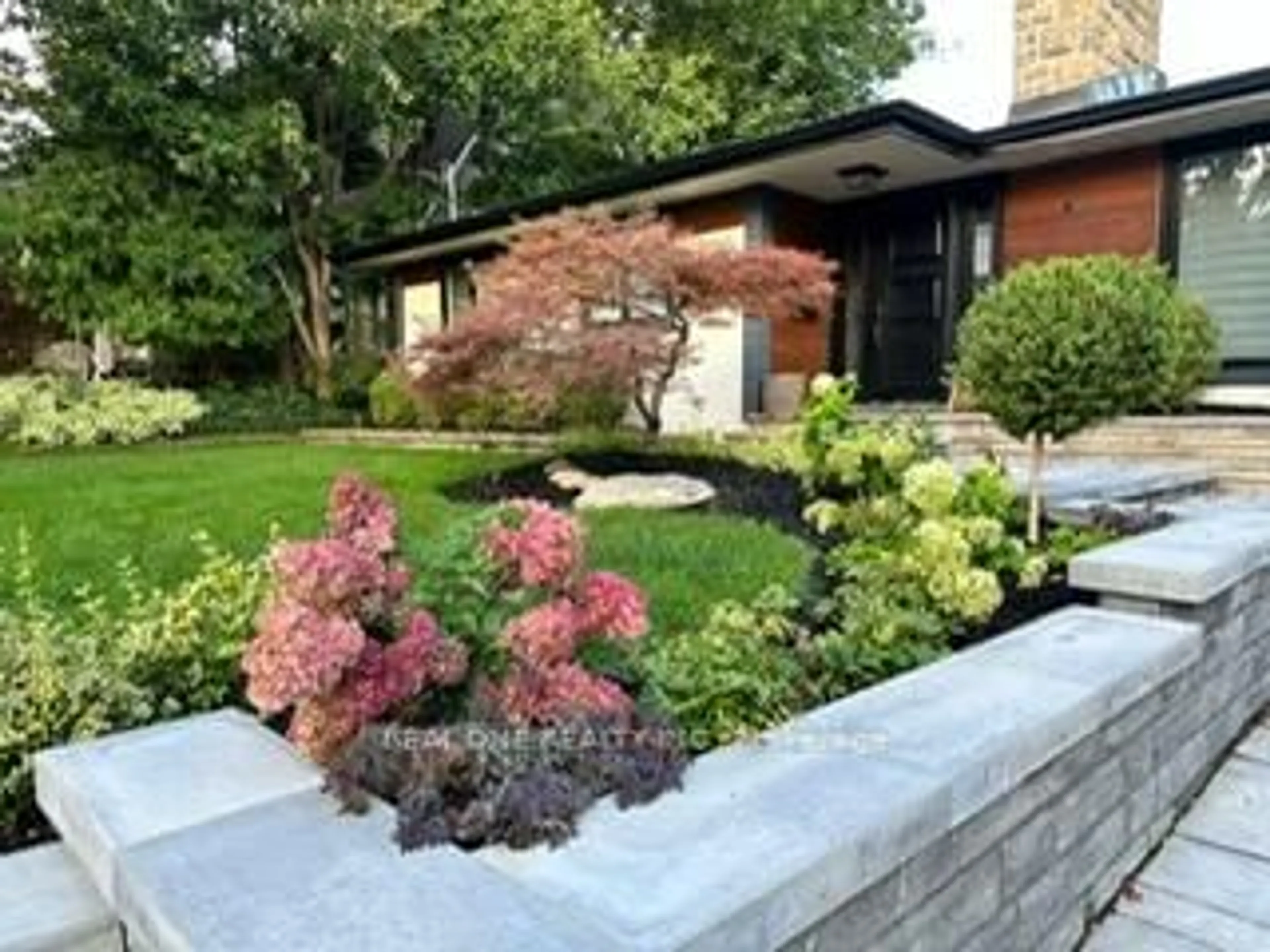 Patio, street for 54 Leisure Lane, Richmond Hill Ontario L4C 4X1