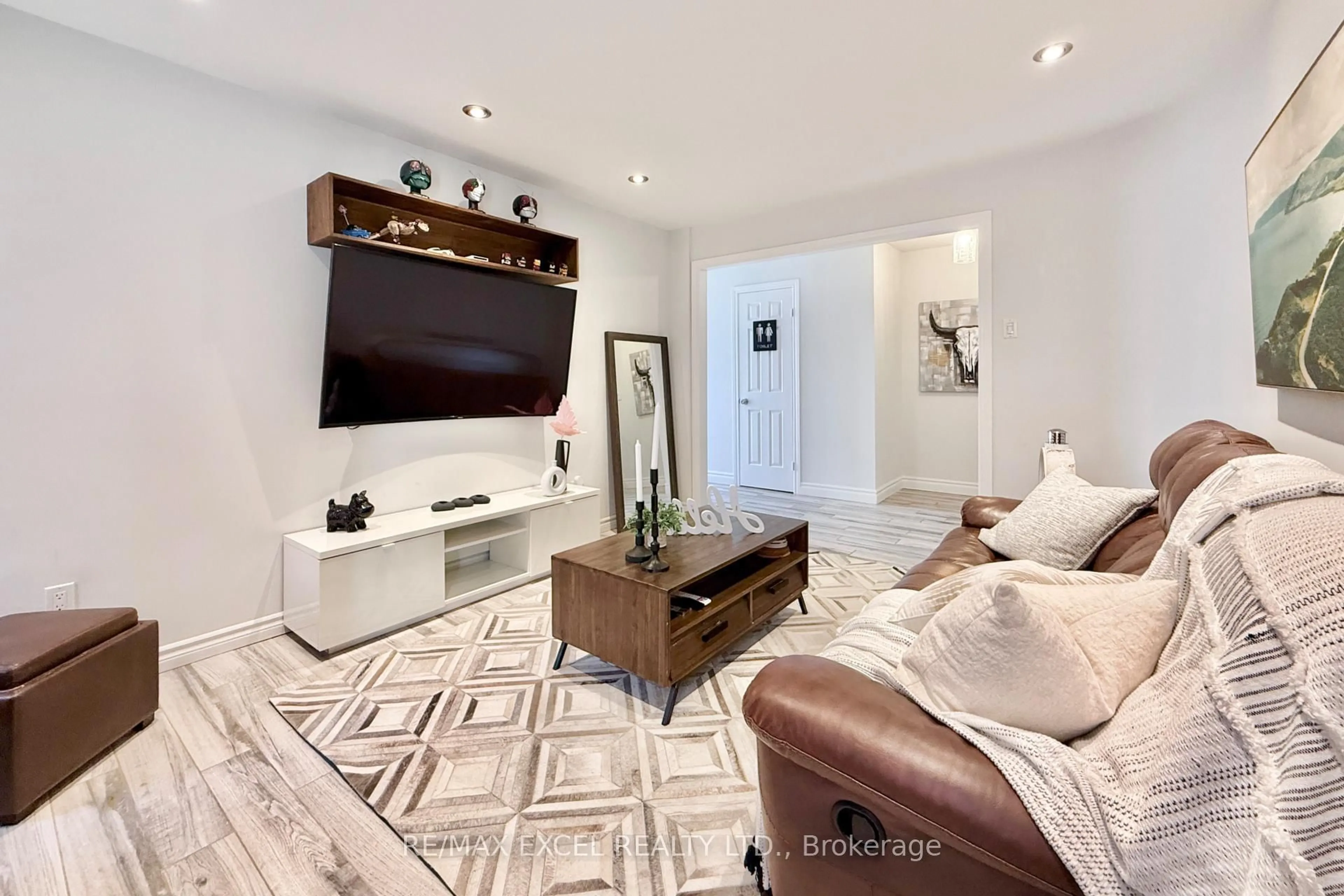 Living room with furniture, unknown for 150 Trothen Circ, Markham Ontario L3P 4H7