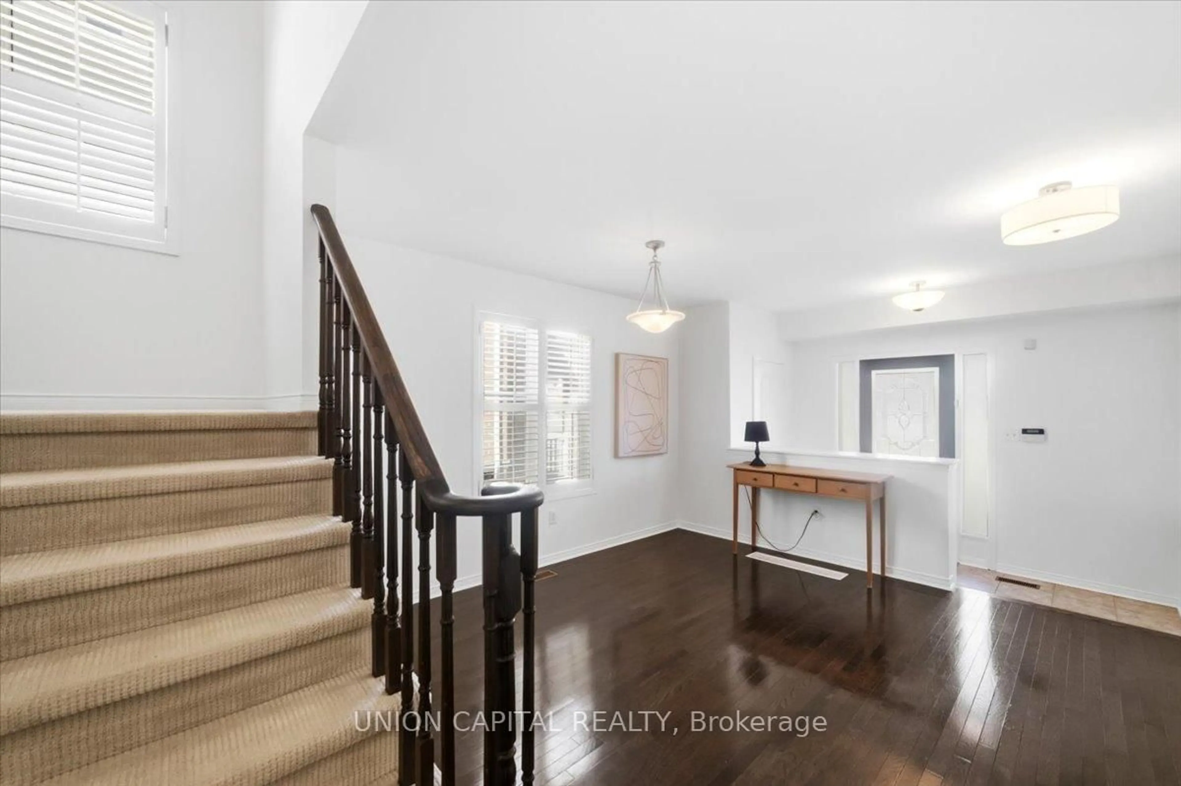 Indoor entryway for 27 Ken Laushway Ave, Whitchurch-Stouffville Ontario L4A 0H4