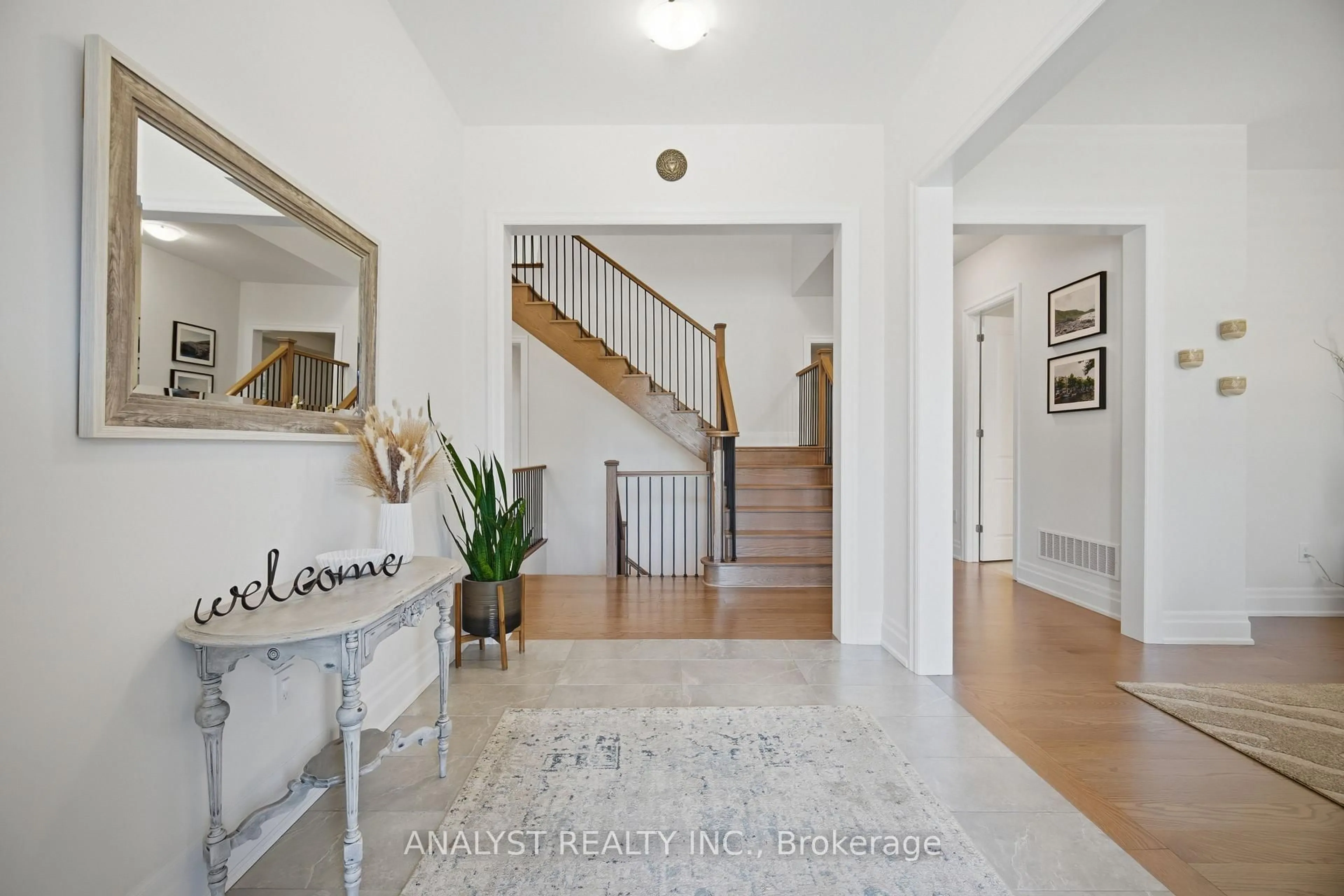 Indoor entryway for 189 McMichael Ave, Vaughan Ontario L4H 4V9