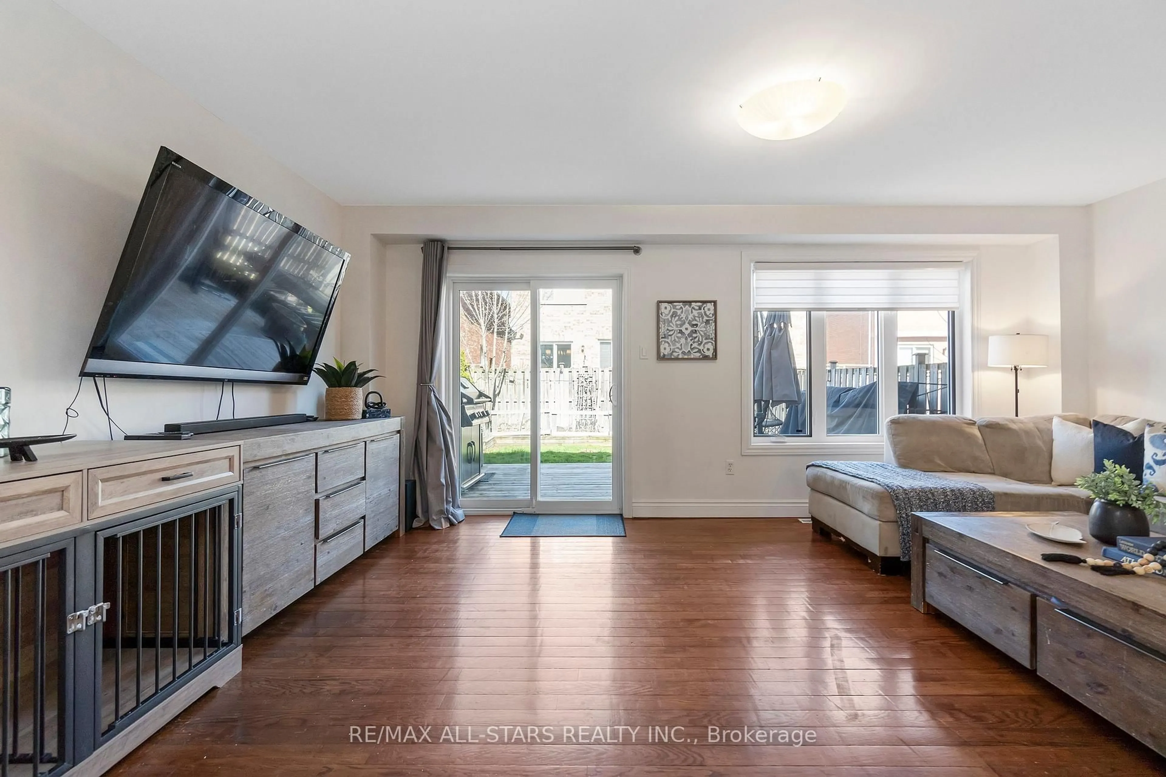 Living room with furniture, unknown for 825 Joe Persechini Dr, Newmarket Ontario L3X 2T7