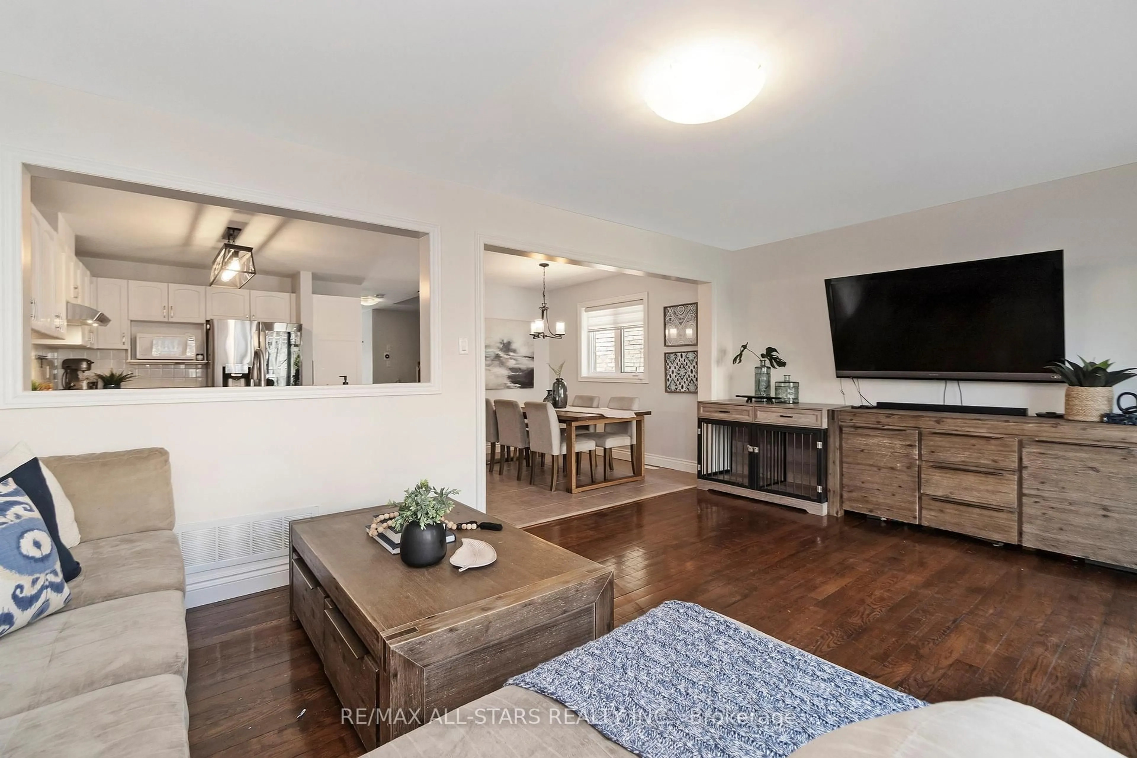 Living room with furniture, wood/laminate floor for 825 Joe Persechini Dr, Newmarket Ontario L3X 2T7