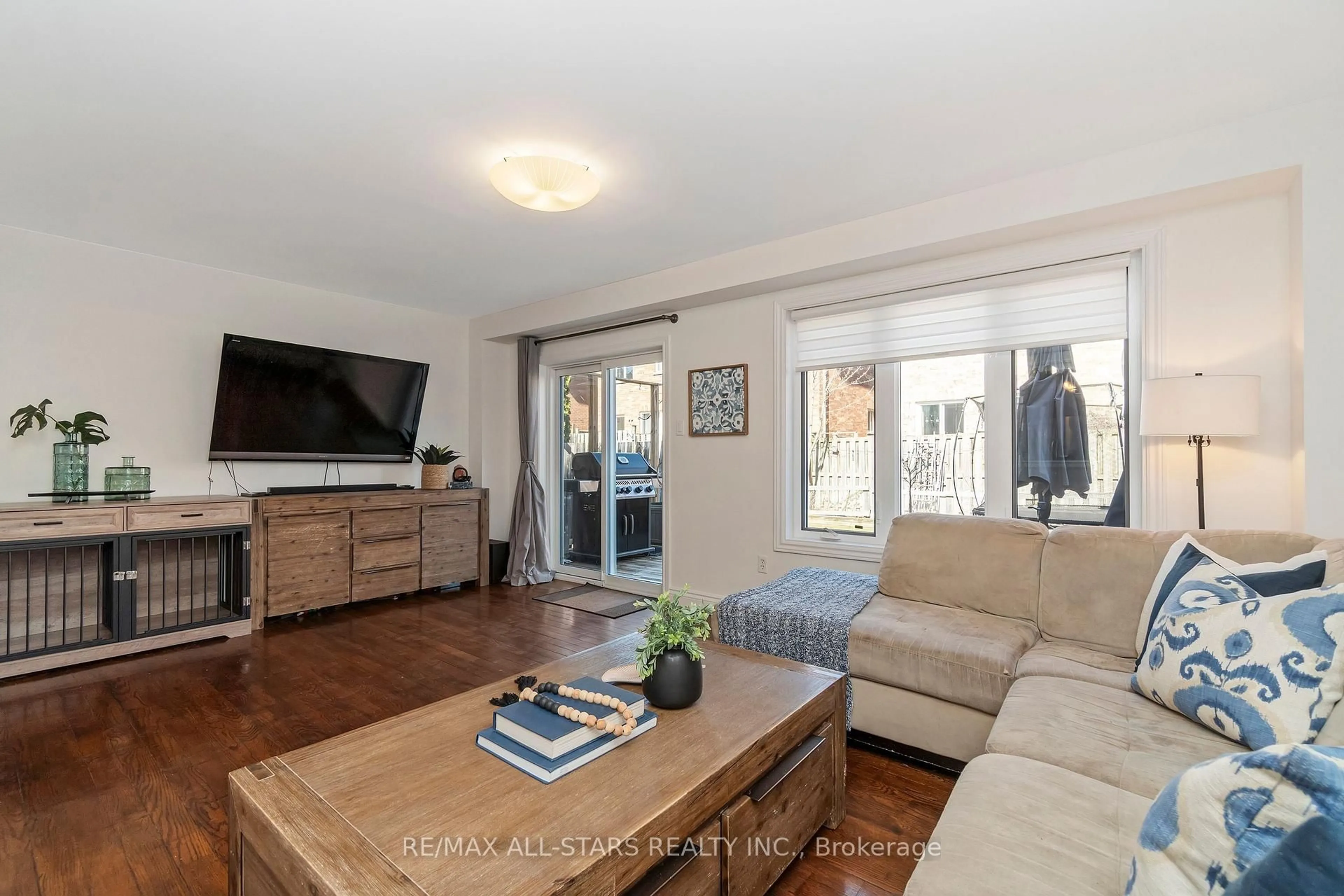 Living room with furniture, unknown for 825 Joe Persechini Dr, Newmarket Ontario L3X 2T7