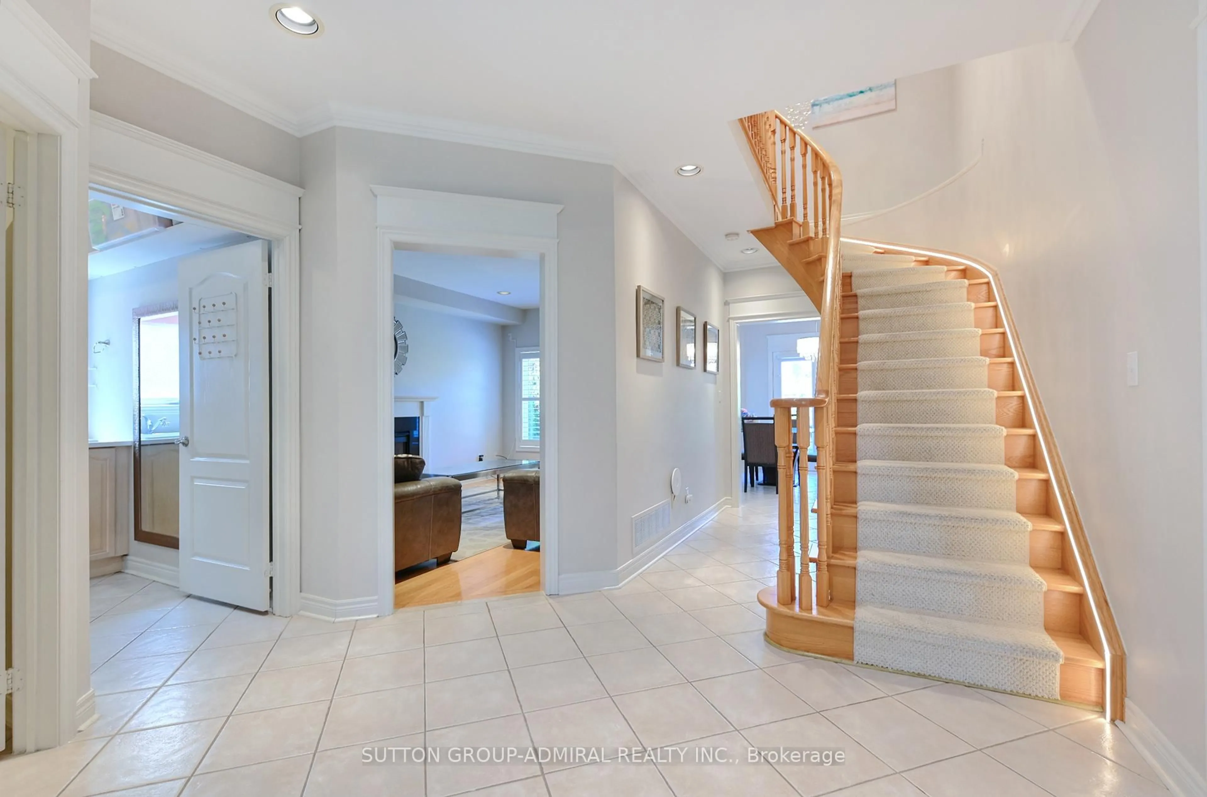 Indoor entryway for 50 Falling River Dr, Richmond Hill Ontario L4S 2R2