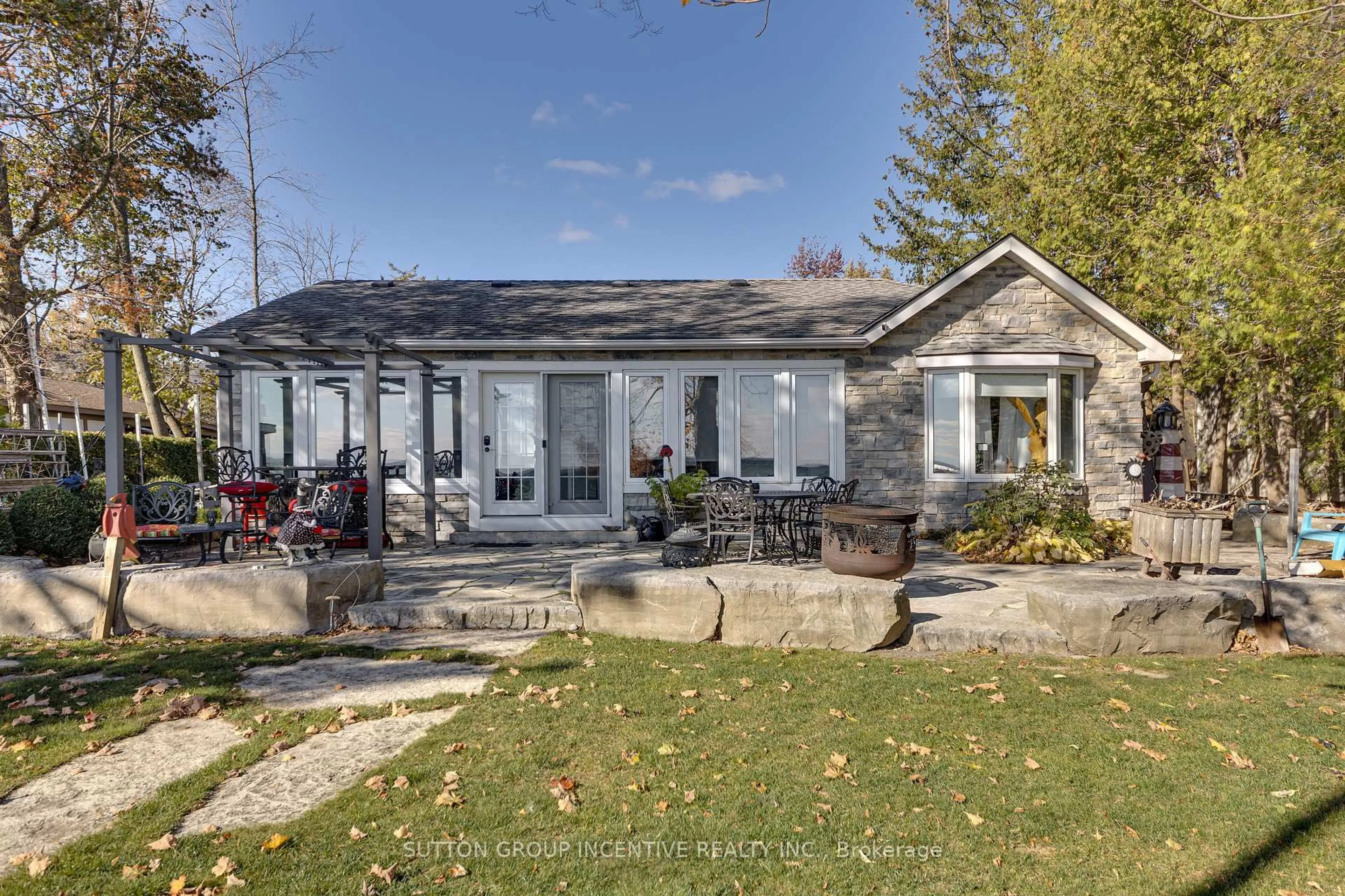 Patio, unknown for 131 Minnetonka Rd, Innisfil Ontario L9S 2V8