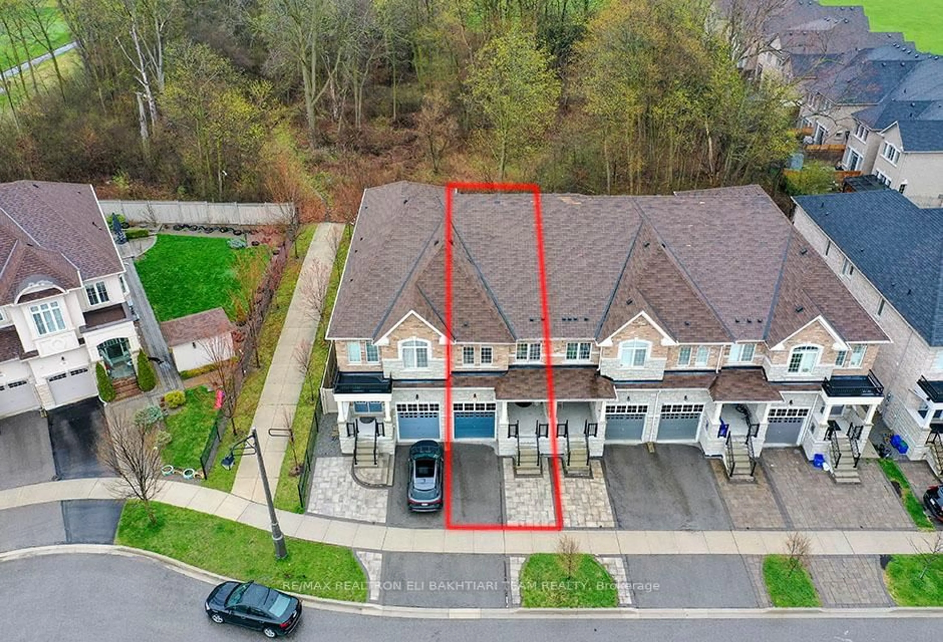 A pic from outside/outdoor area/front of a property/back of a property/a pic from drone, building for 96 Port Arthur Cres, Richmond Hill Ontario L4E 0Z9