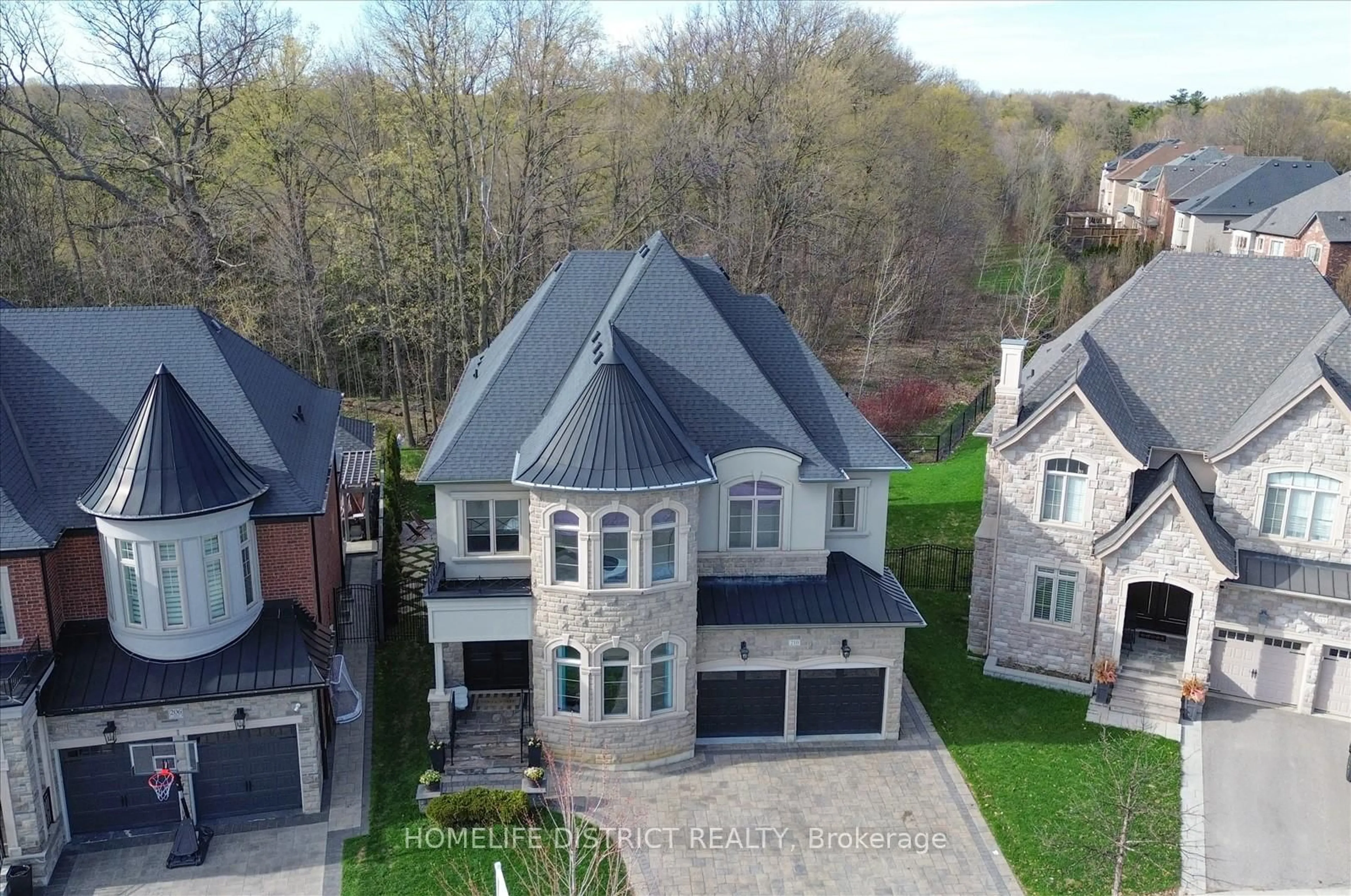 A pic from outside/outdoor area/front of a property/back of a property/a pic from drone, street for 210 Cannes Ave, Vaughan Ontario L4H 3X2