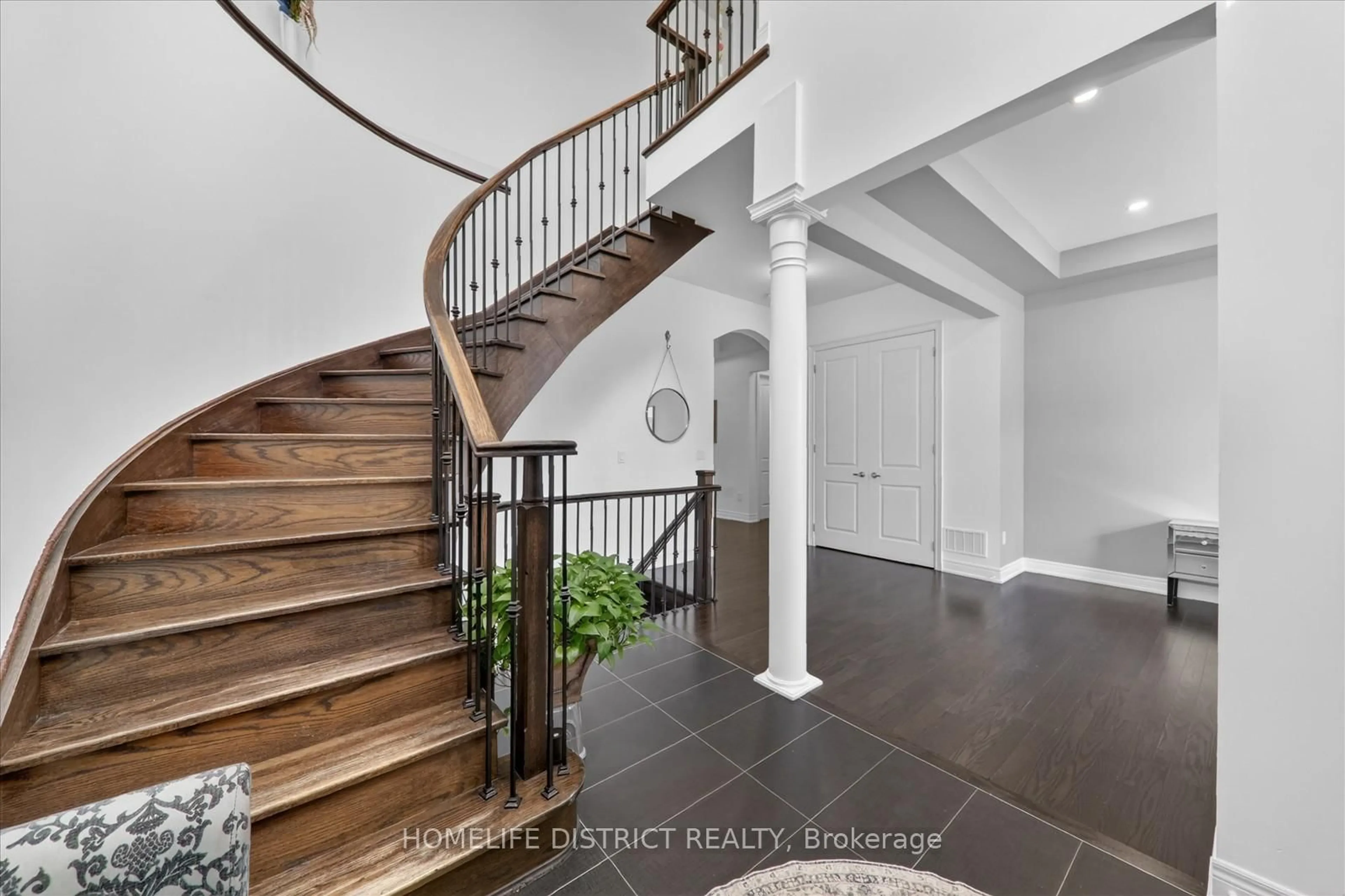 Indoor entryway for 210 Cannes Ave, Vaughan Ontario L4H 3X2