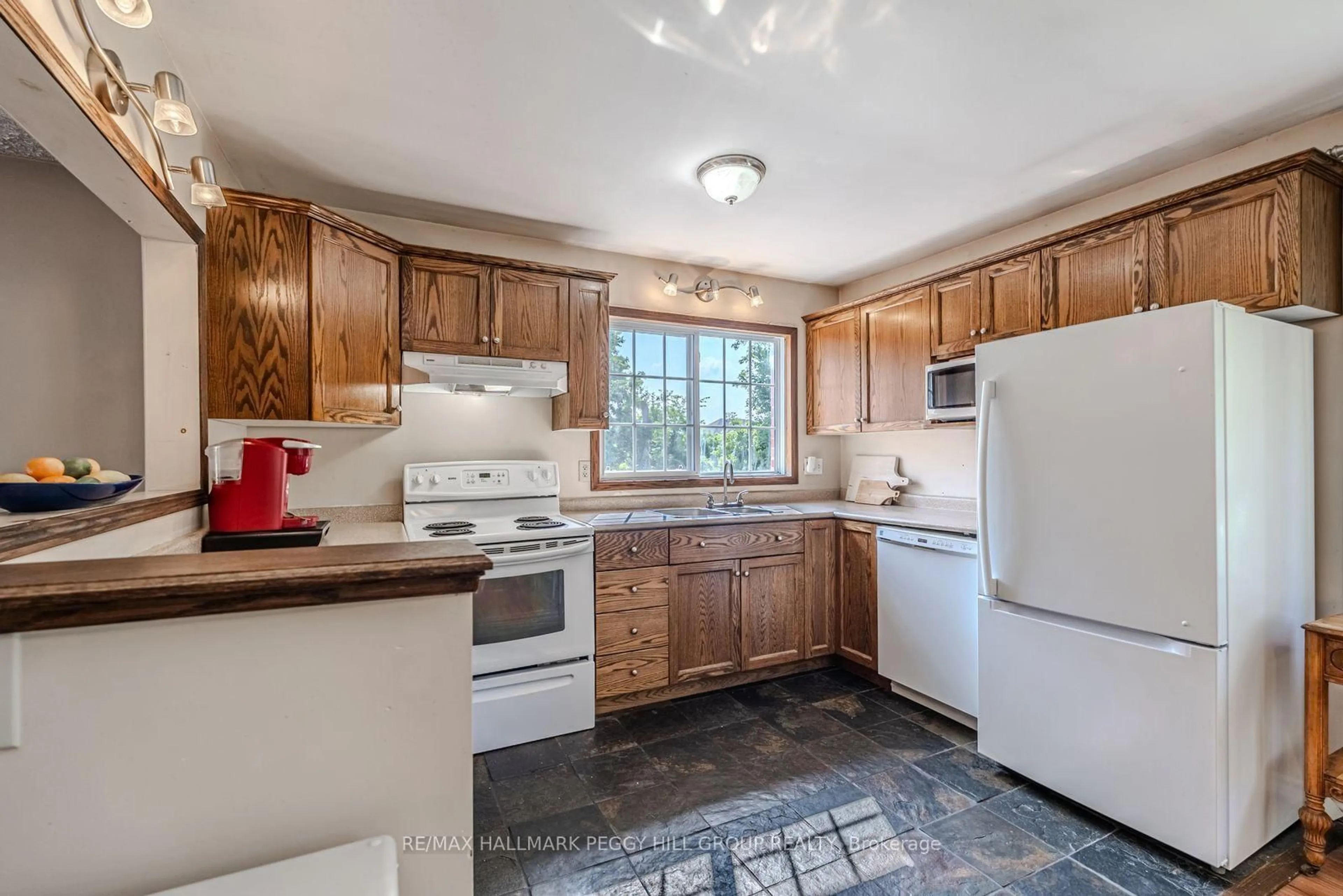 Standard kitchen, ceramic/tile floor for 250 Sunnybrae Ave, Innisfil Ontario L9S 1J1