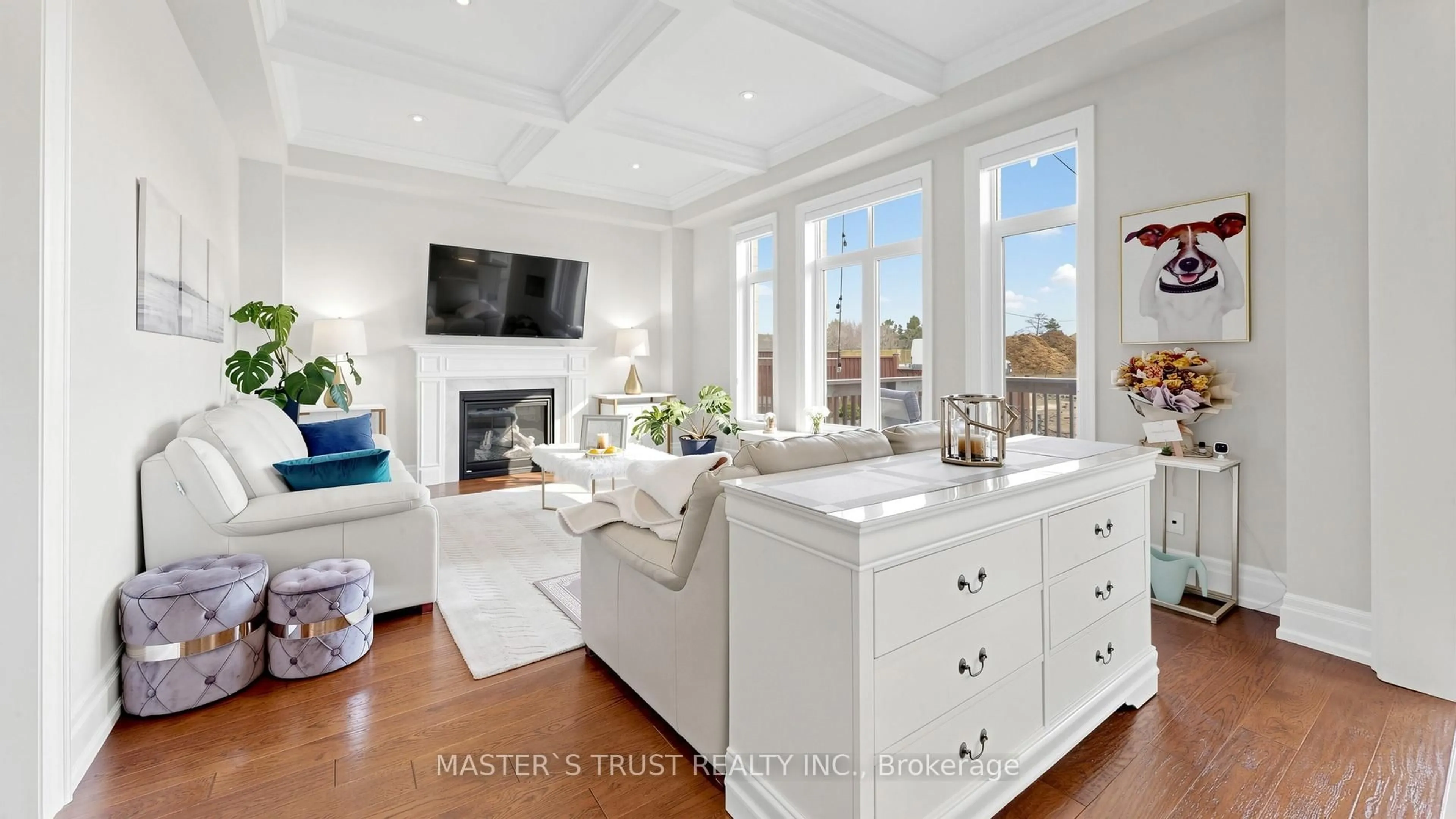 Living room with furniture, unknown for 61 Grange Dr, Richmond Hill Ontario L4E 1E2