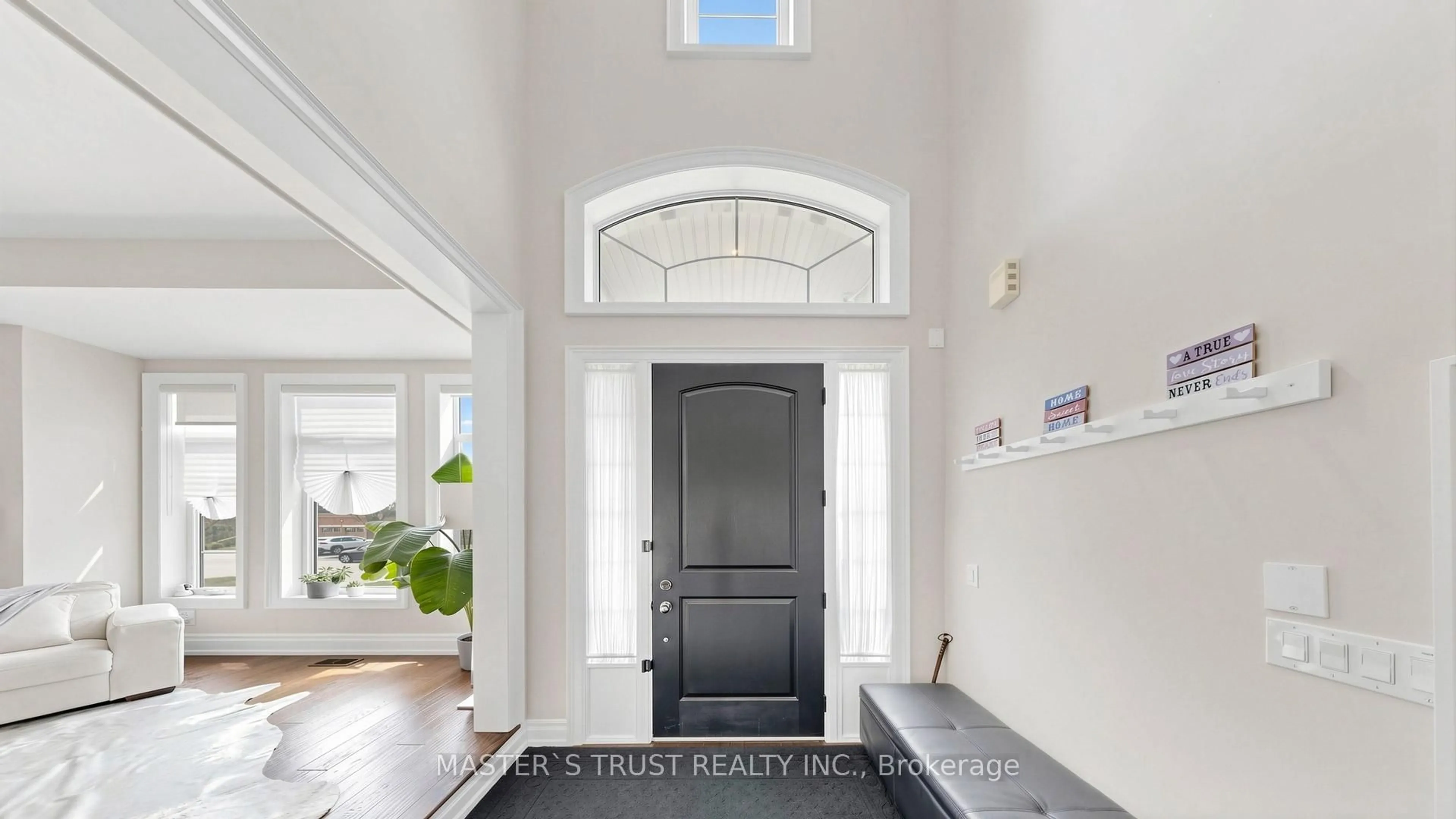 Indoor entryway for 61 Grange Dr, Richmond Hill Ontario L4E 1E2
