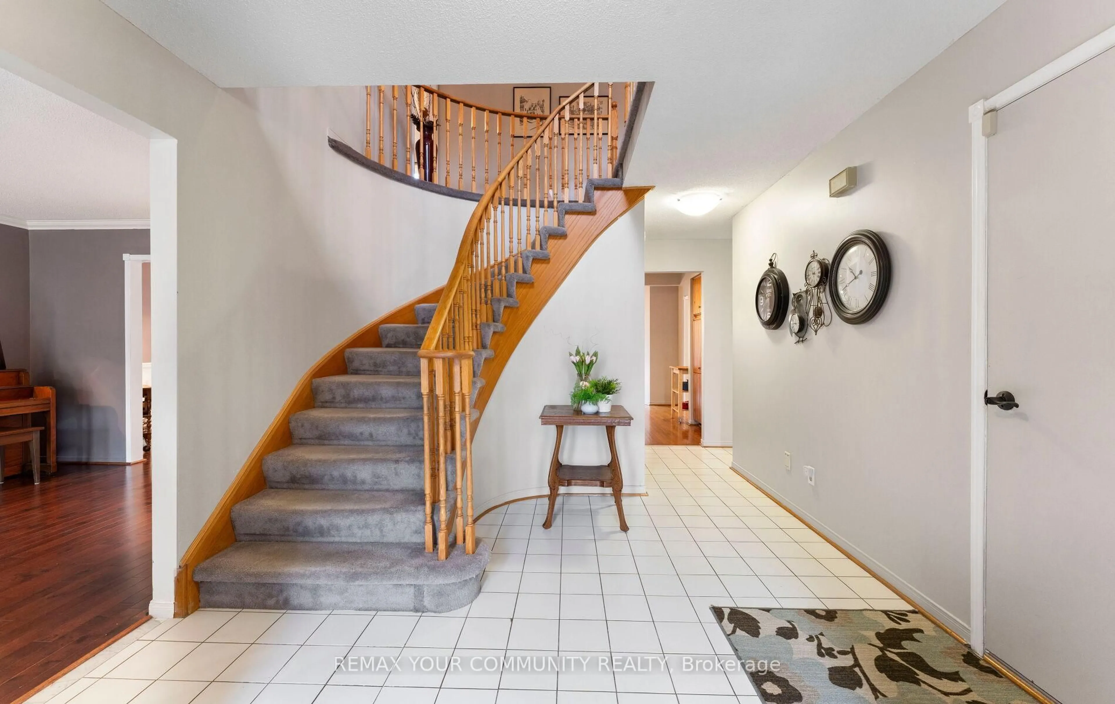 Indoor foyer for 101 Timberline Tr, Aurora Ontario L4G 6A1