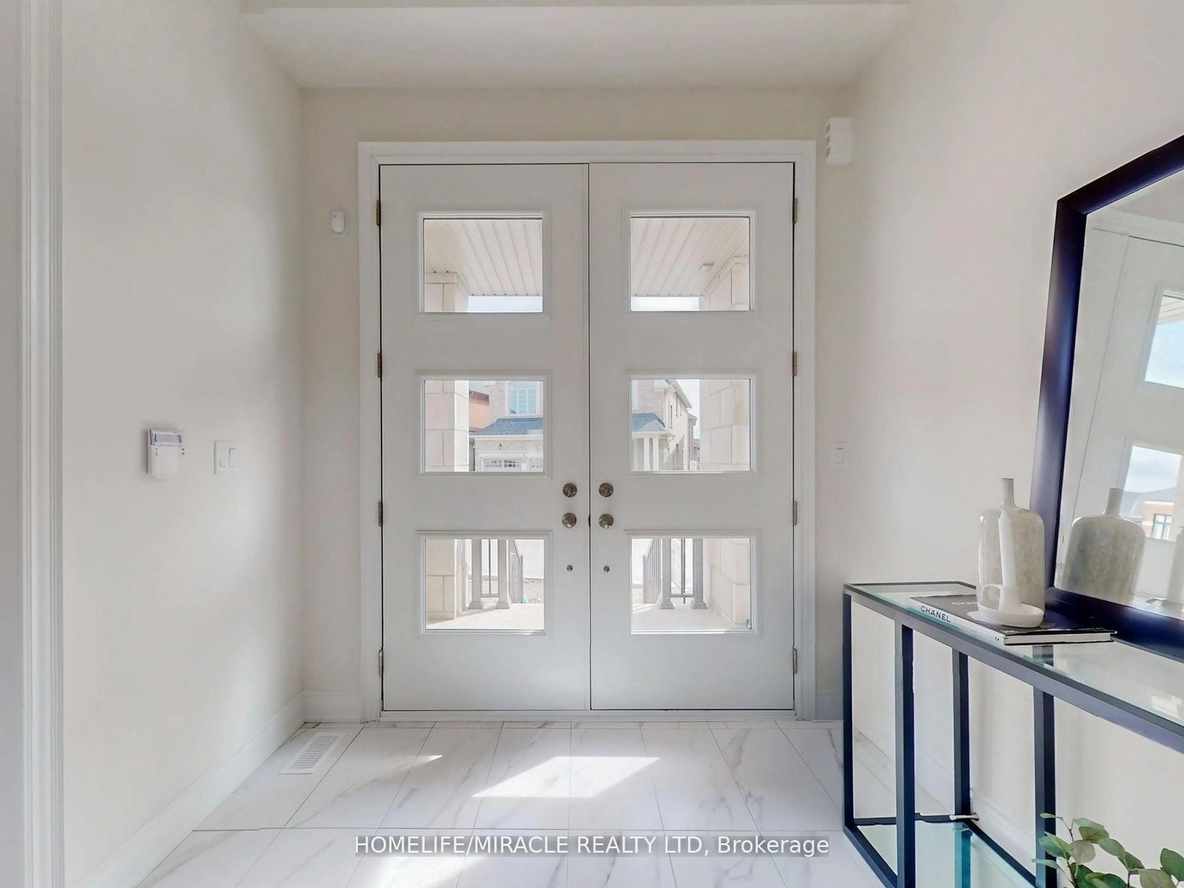 Indoor entryway for 25 Joiner Circ, Whitchurch-Stouffville Ontario L4A 4W9