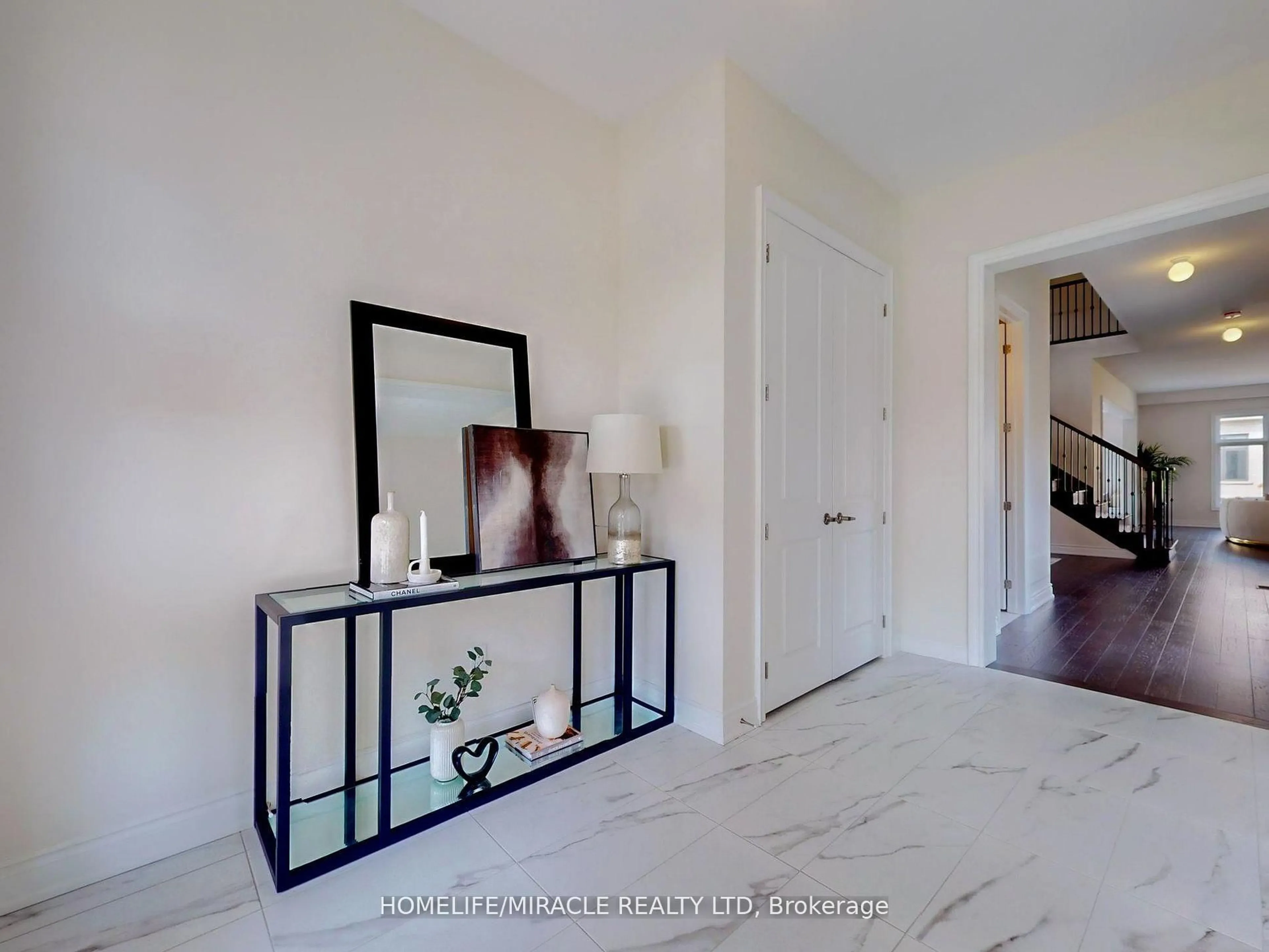 Indoor entryway for 25 Joiner Circ, Whitchurch-Stouffville Ontario L4A 4W9