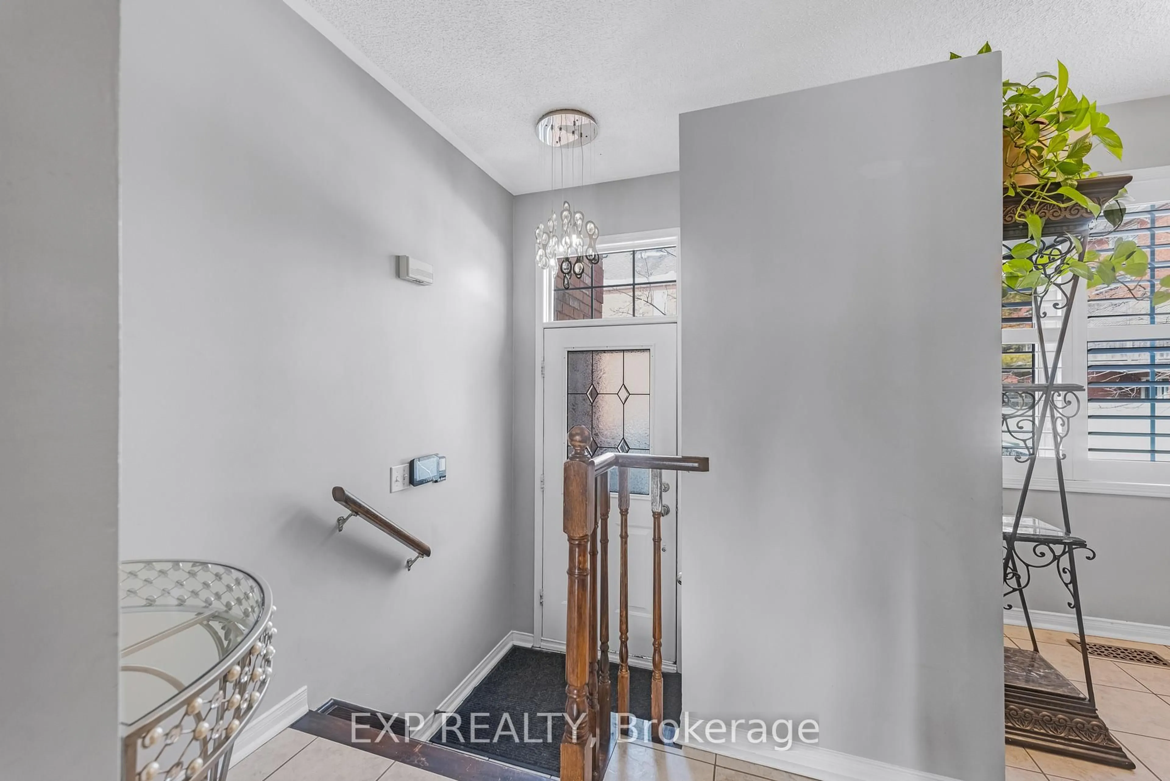 Indoor entryway for 45 Sandlewood Crt, Aurora Ontario L4G 7N2