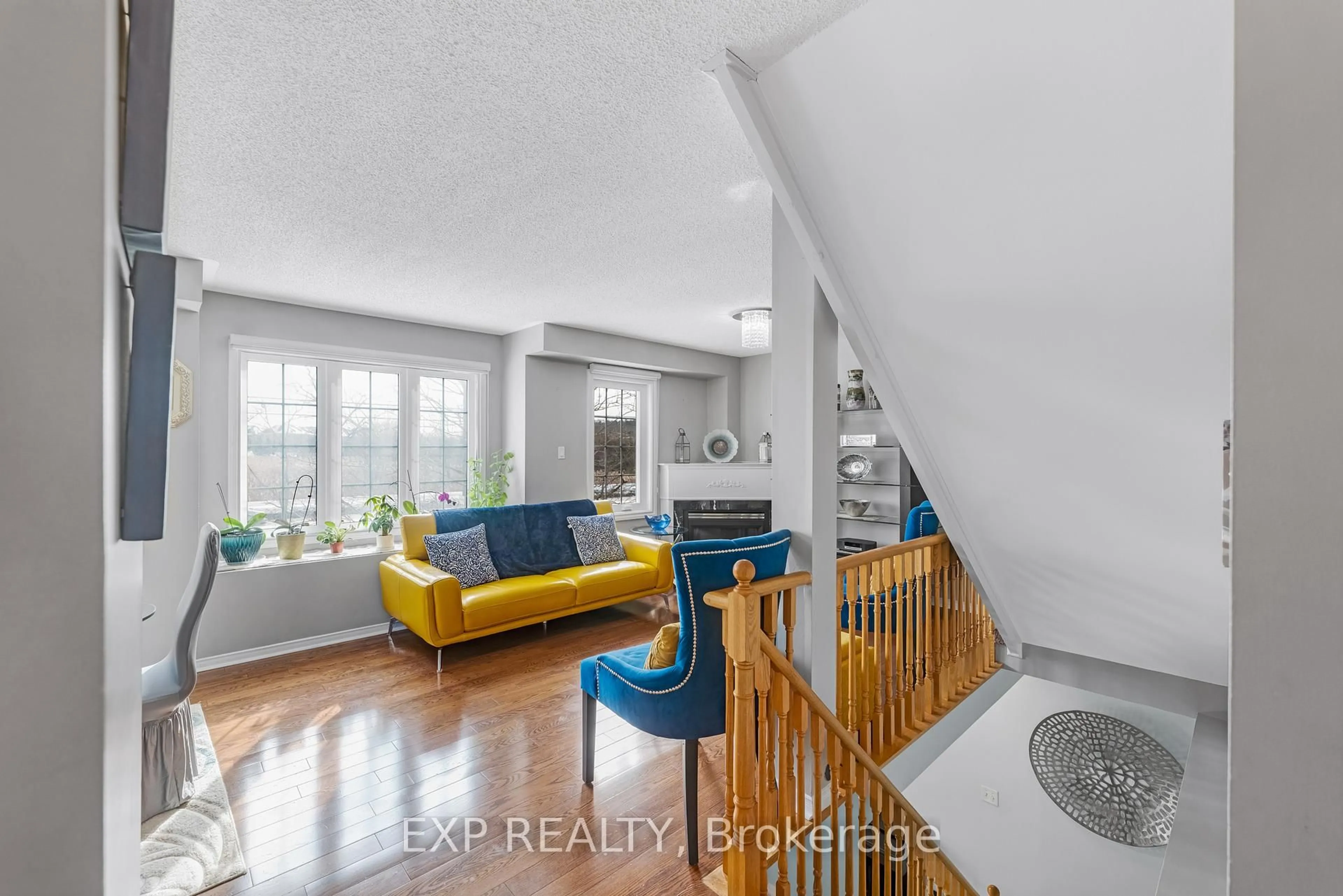 Living room with furniture, unknown for 45 Sandlewood Crt, Aurora Ontario L4G 7N2