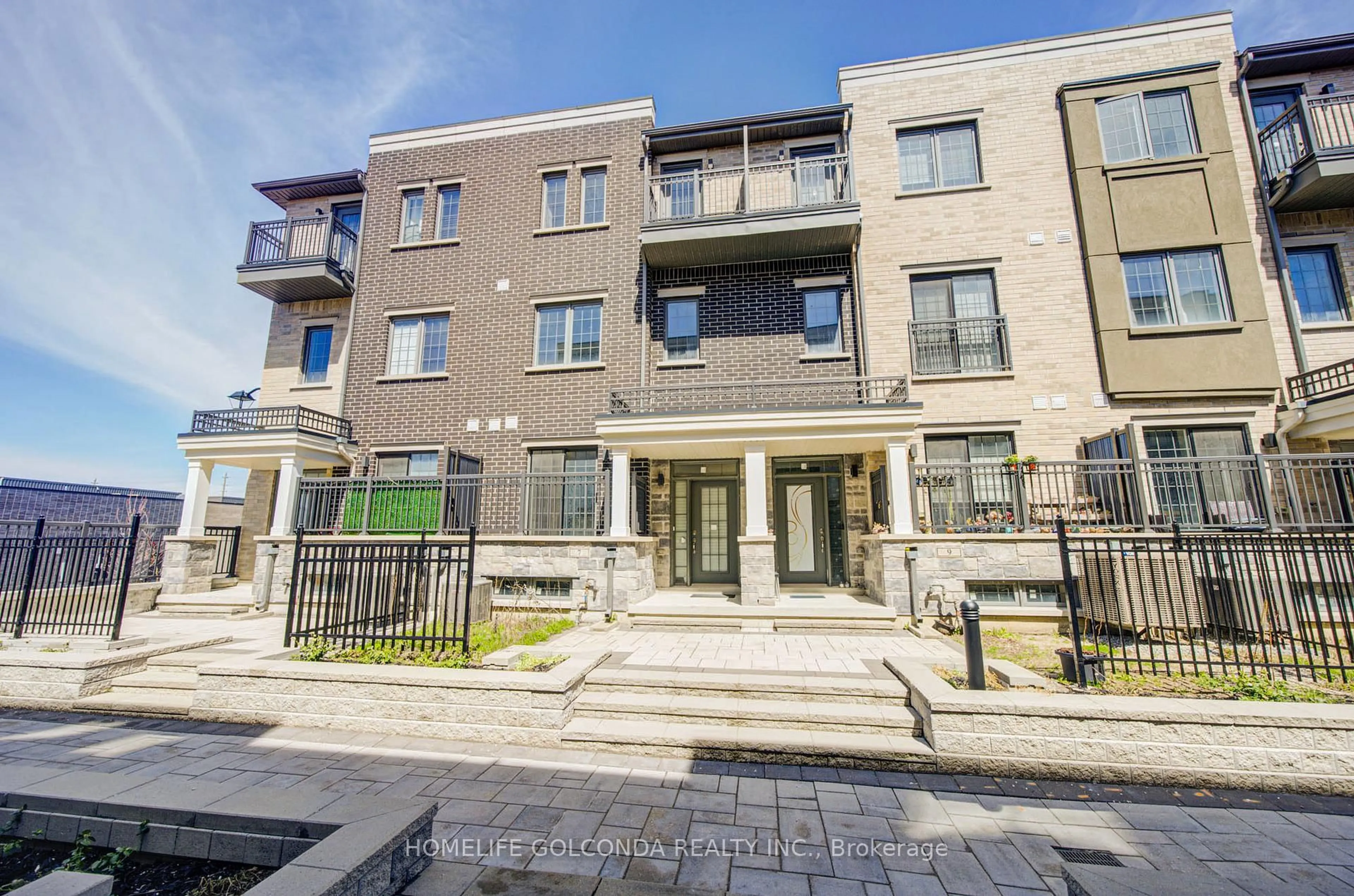 Patio, street for 7 Maybank Lane, Whitchurch-Stouffville Ontario L4A 4X7