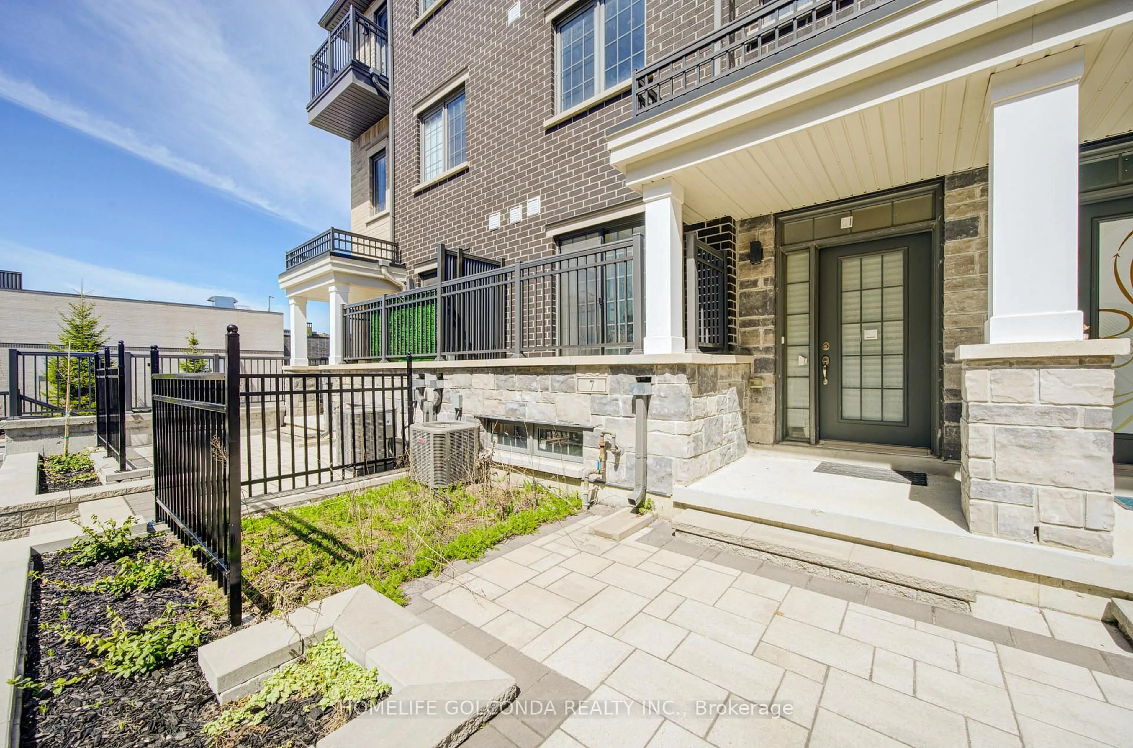 Patio, street for 7 Maybank Lane, Whitchurch-Stouffville Ontario L4A 4X7