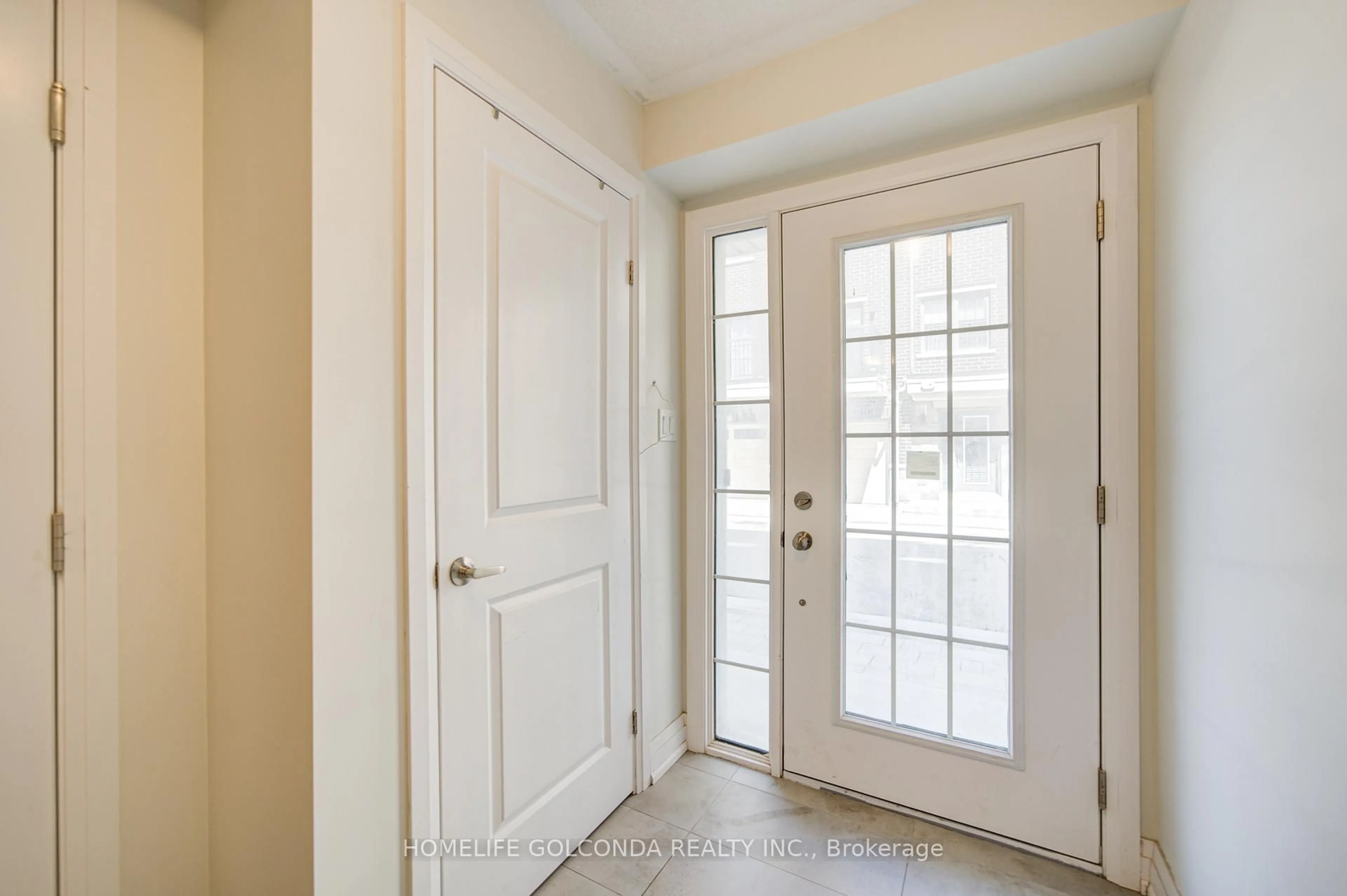 Indoor entryway for 7 Maybank Lane, Whitchurch-Stouffville Ontario L4A 4X7