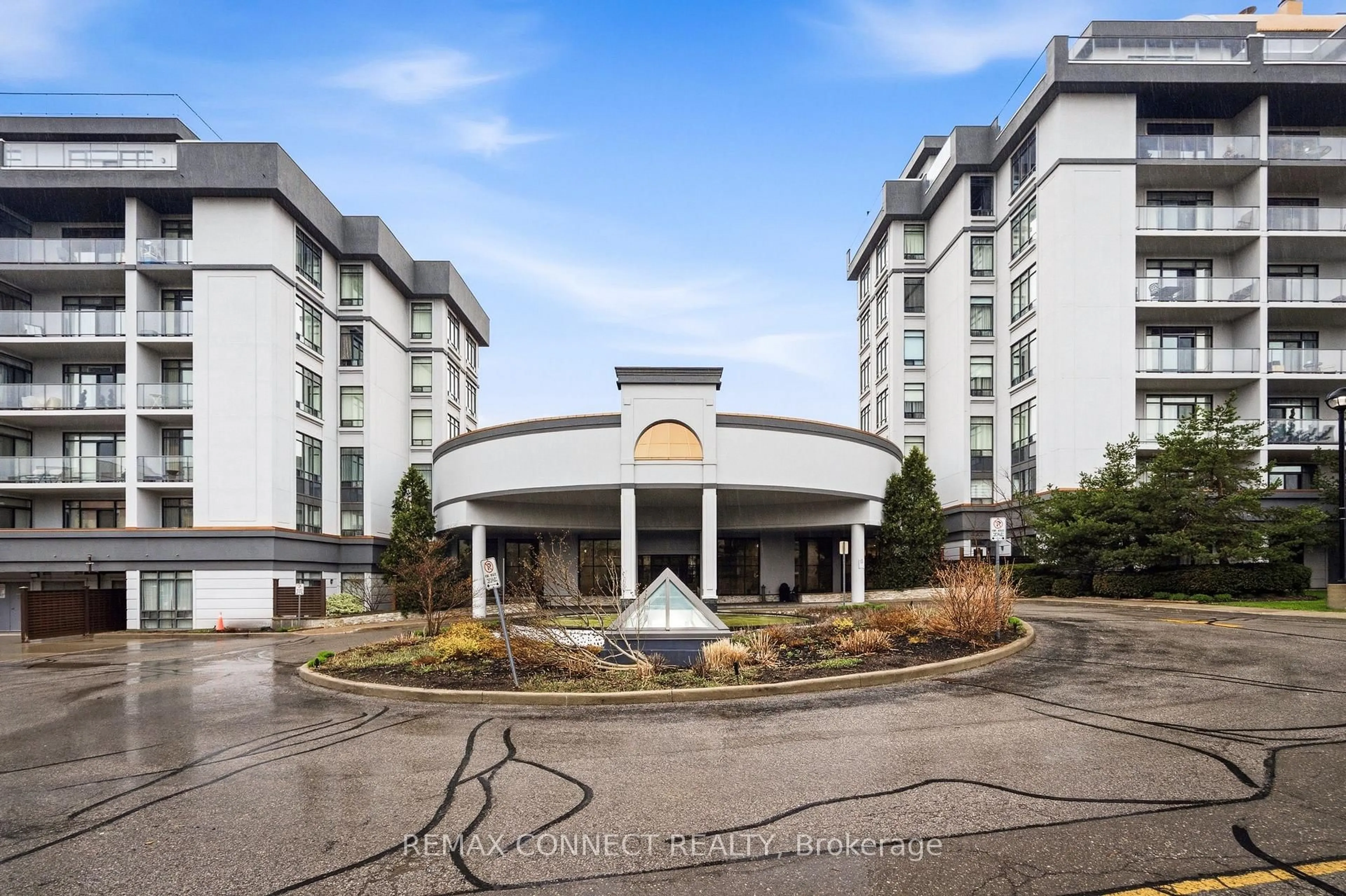 Indoor foyer for 11121 Yonge St #512, Richmond Hill Ontario L4C 0S7