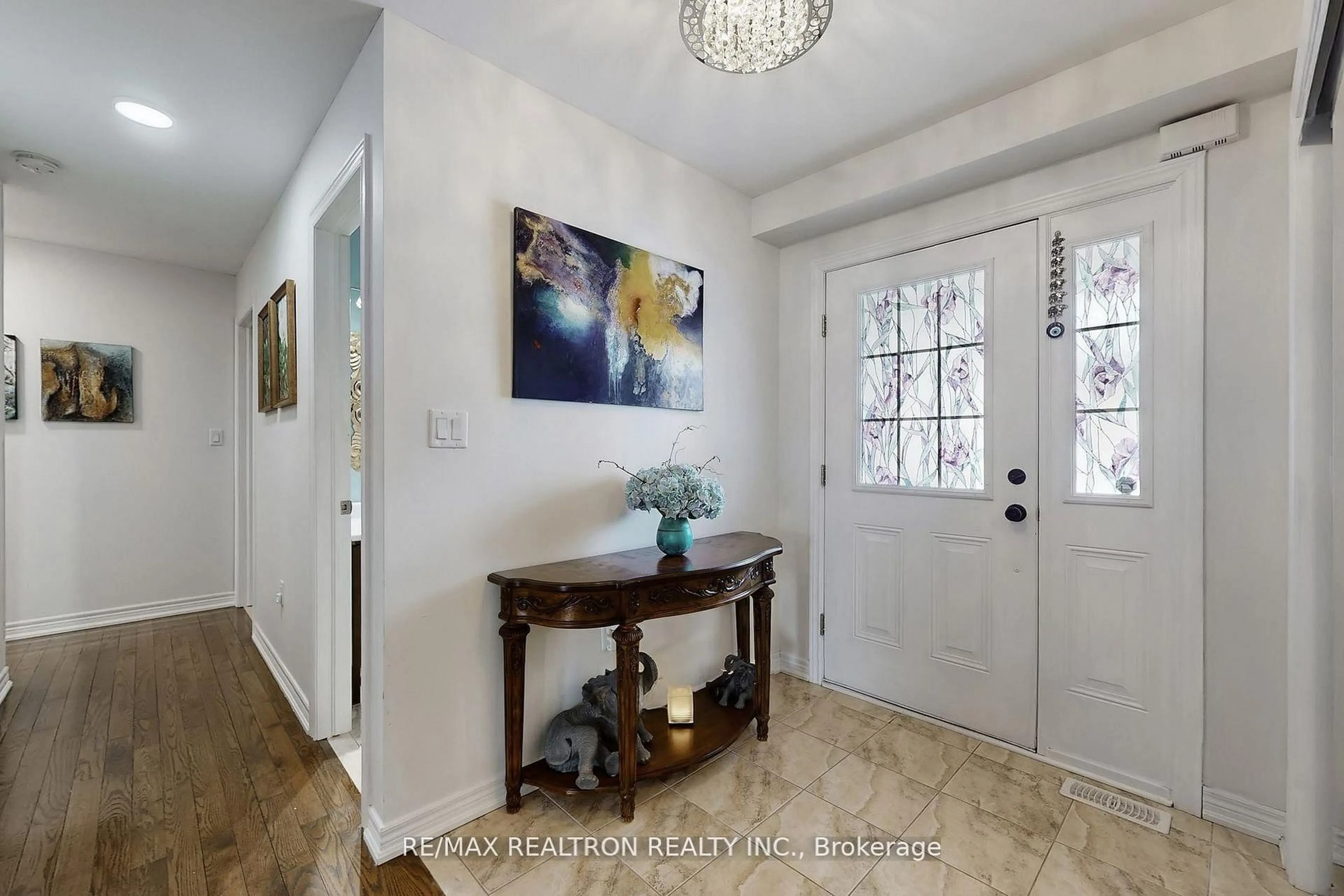 Indoor entryway for 396 Curley St, Georgina Ontario L4P 3C8