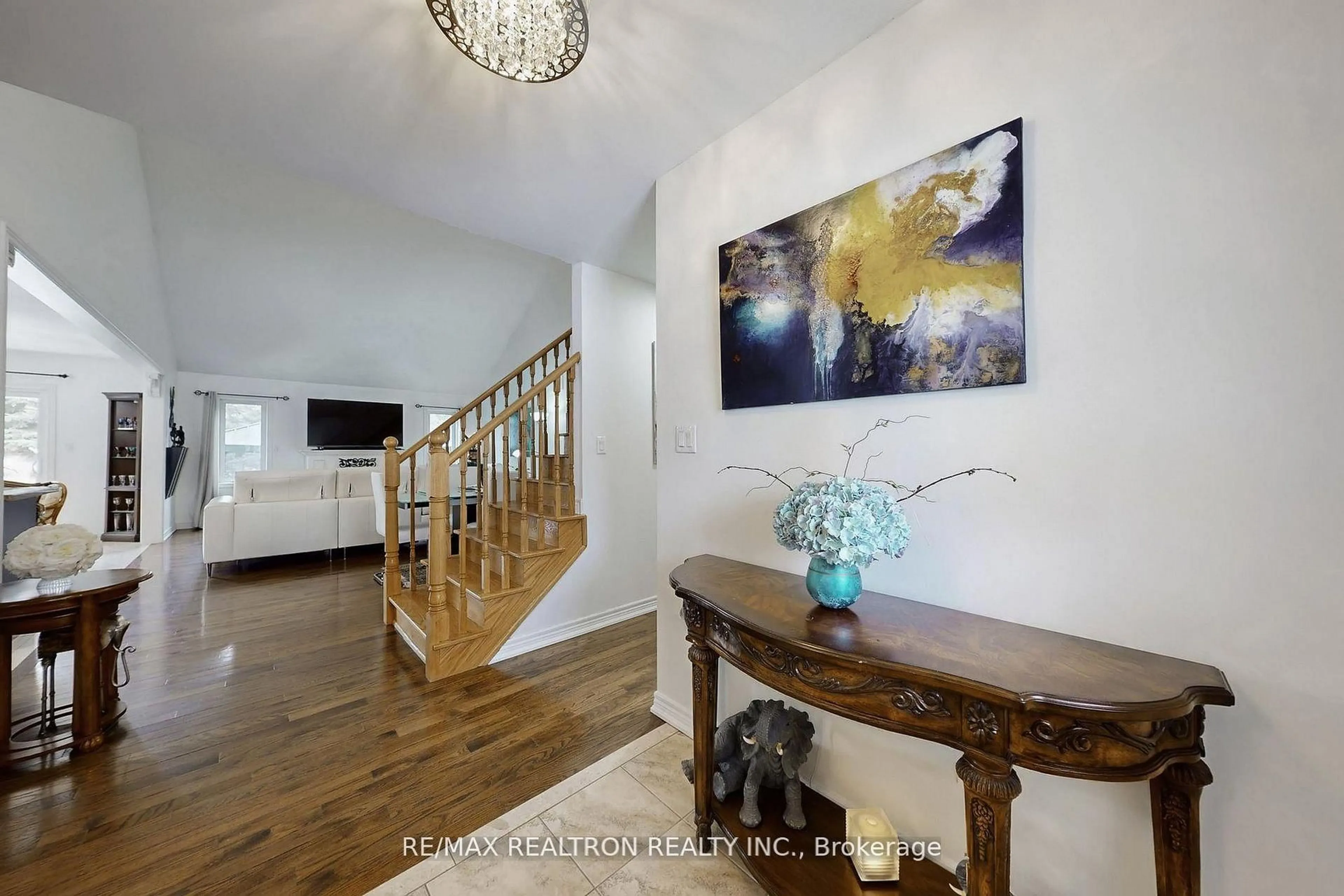 Indoor entryway for 396 Curley St, Georgina Ontario L4P 3C8