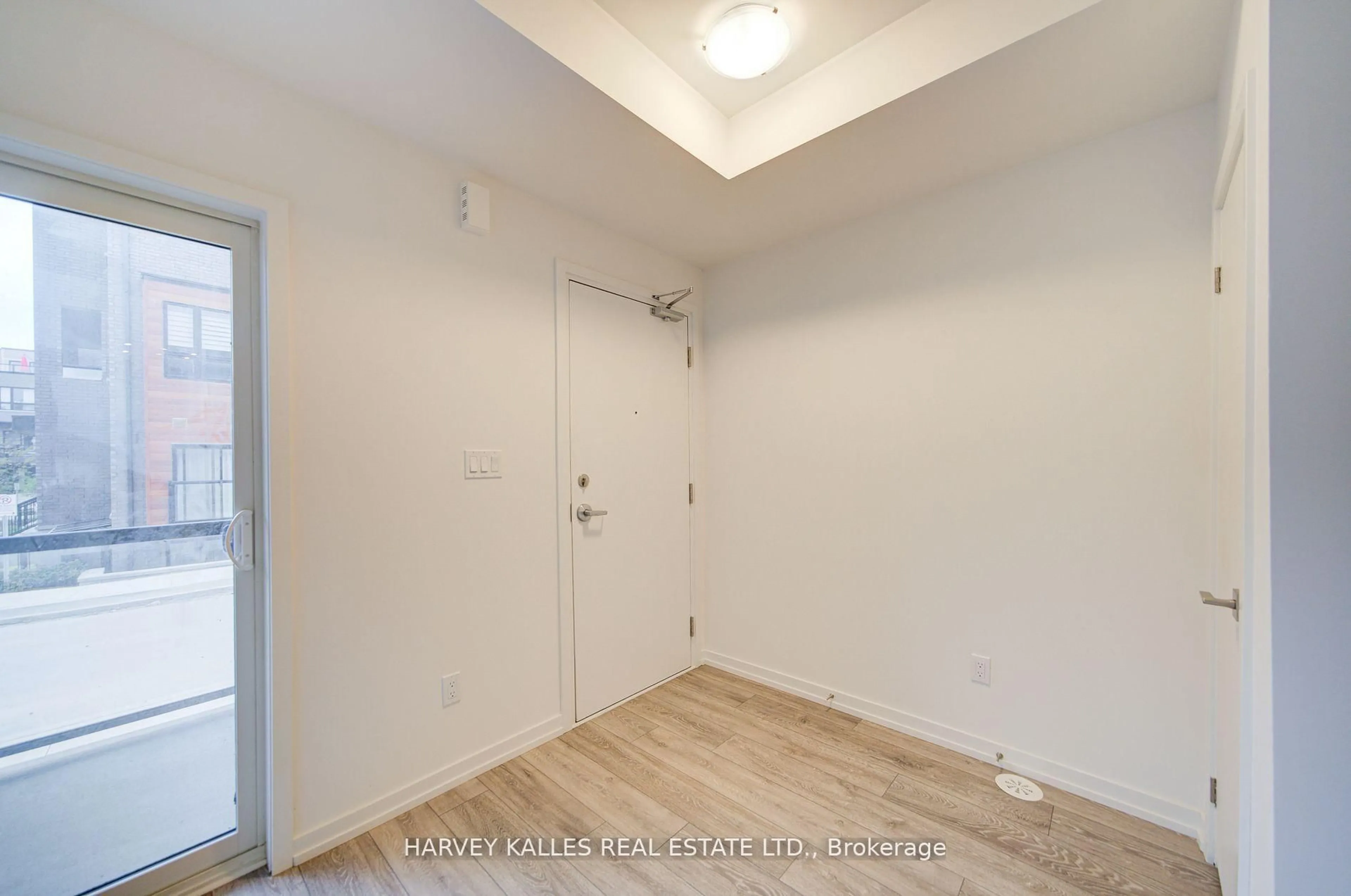 Indoor entryway for 18 Lytham Green Circ #28, Newmarket Ontario L3Y 0H4