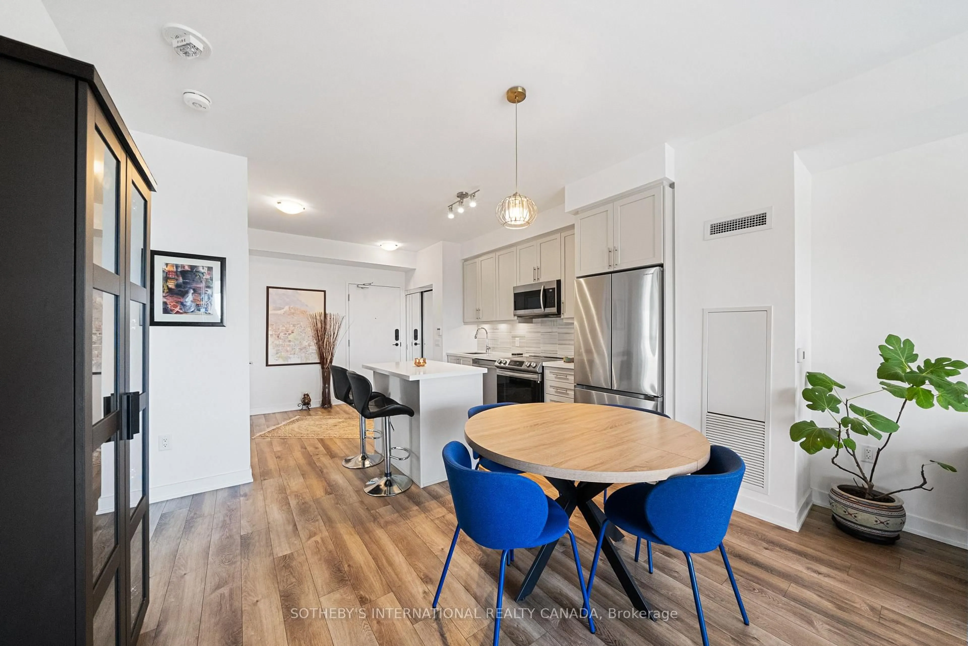 Open concept kitchen, unknown for 95 Oneida Cres #2003, Richmond Hill Ontario L4B 0H5