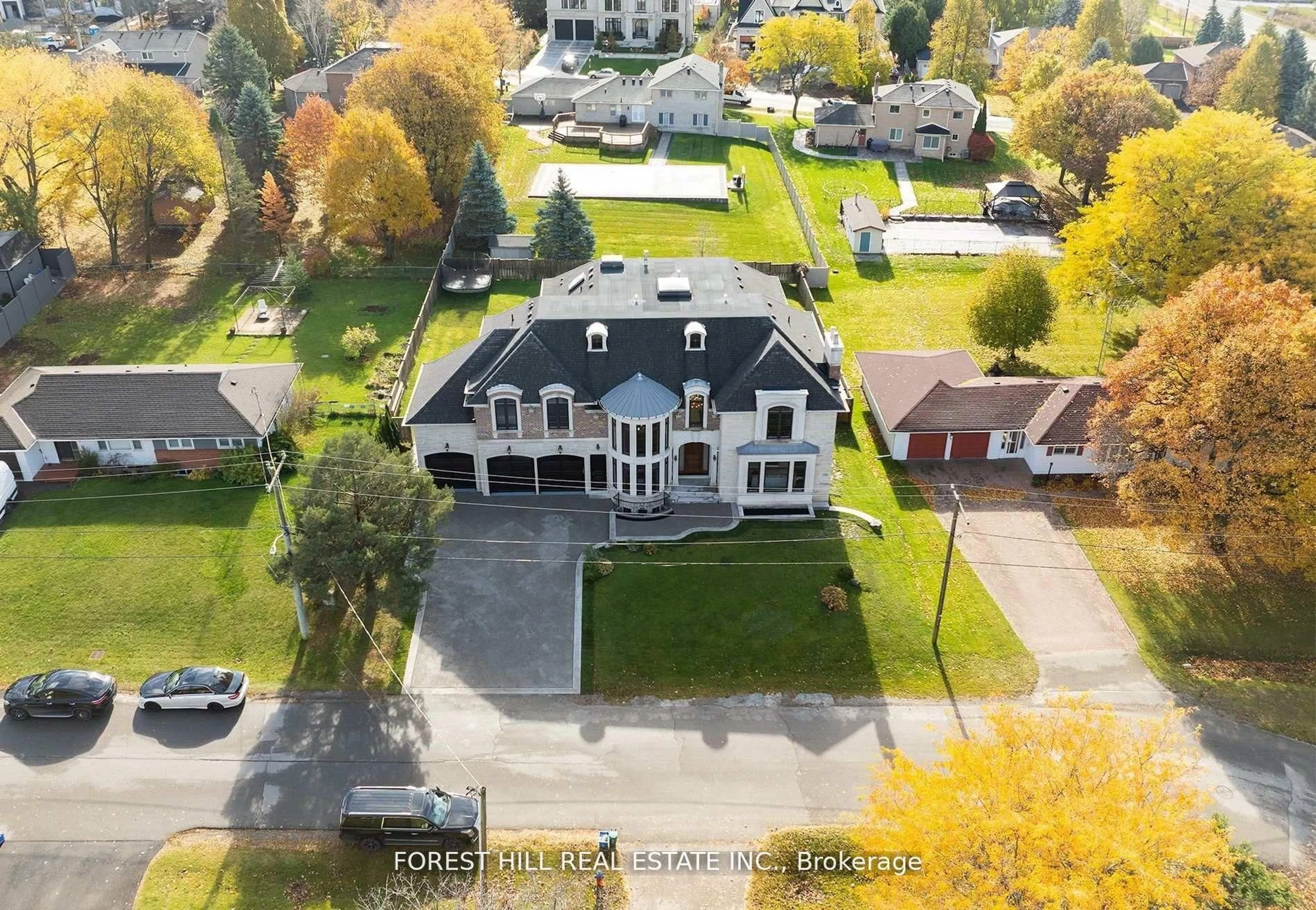 A pic from outside/outdoor area/front of a property/back of a property/a pic from drone, street for 39 Patricia Dr, King Ontario L7B 1H5