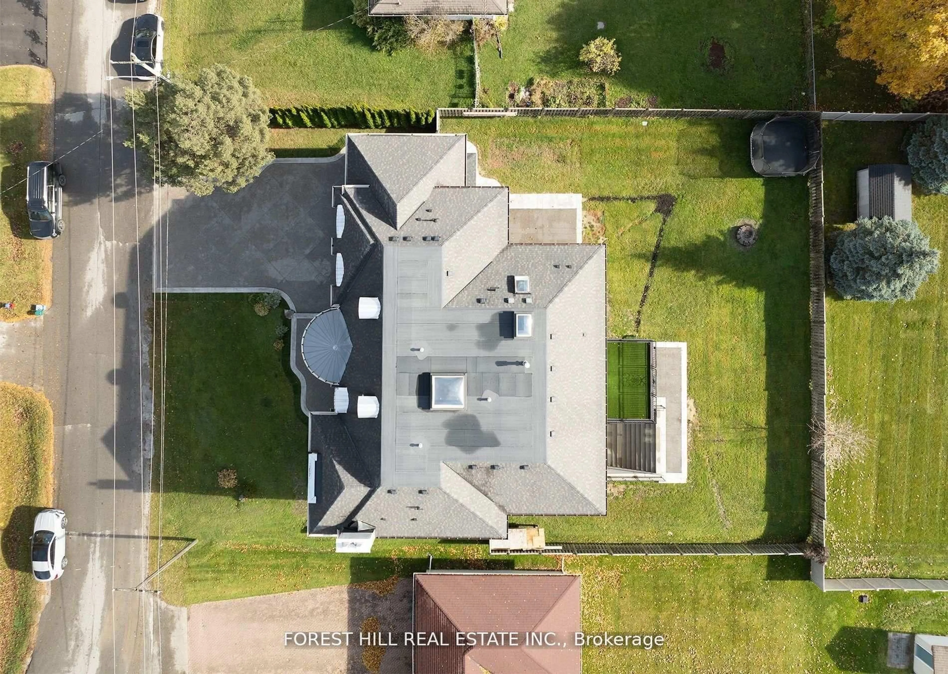 A pic from outside/outdoor area/front of a property/back of a property/a pic from drone, street for 39 Patricia Dr, King Ontario L7B 1H5