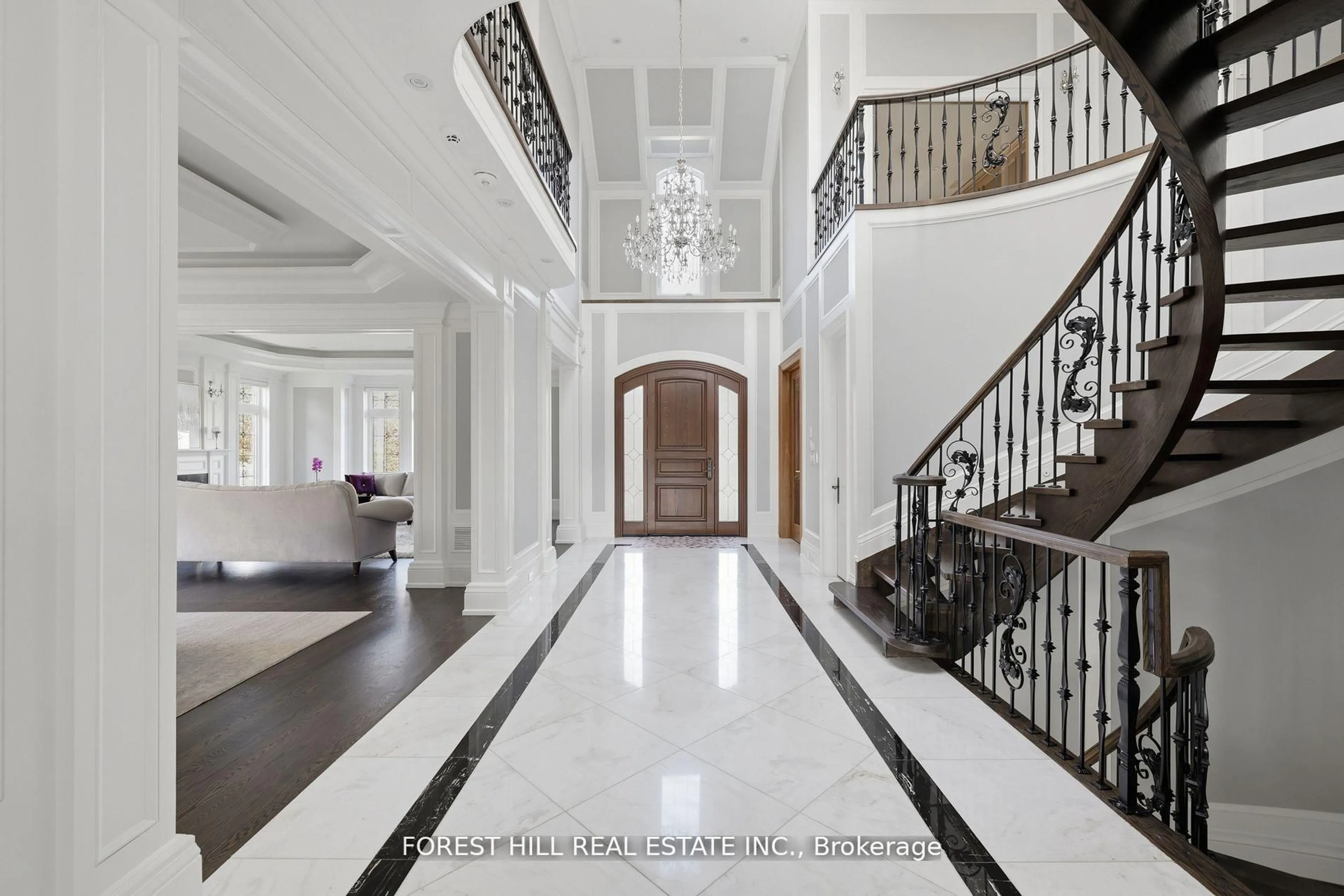 Indoor foyer for 39 Patricia Dr, King Ontario L7B 1H5