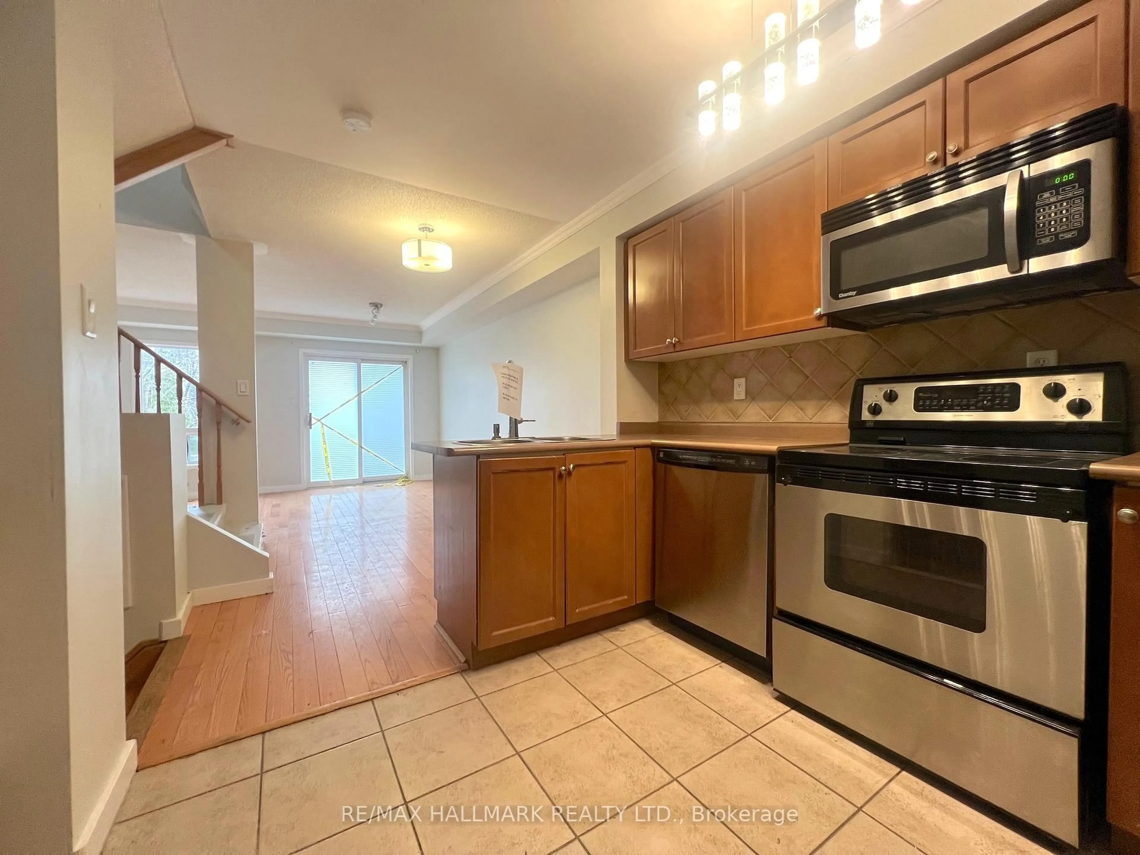 Standard kitchen, unknown for 33 Lodgeway Dr, Vaughan Ontario L6A 3S6
