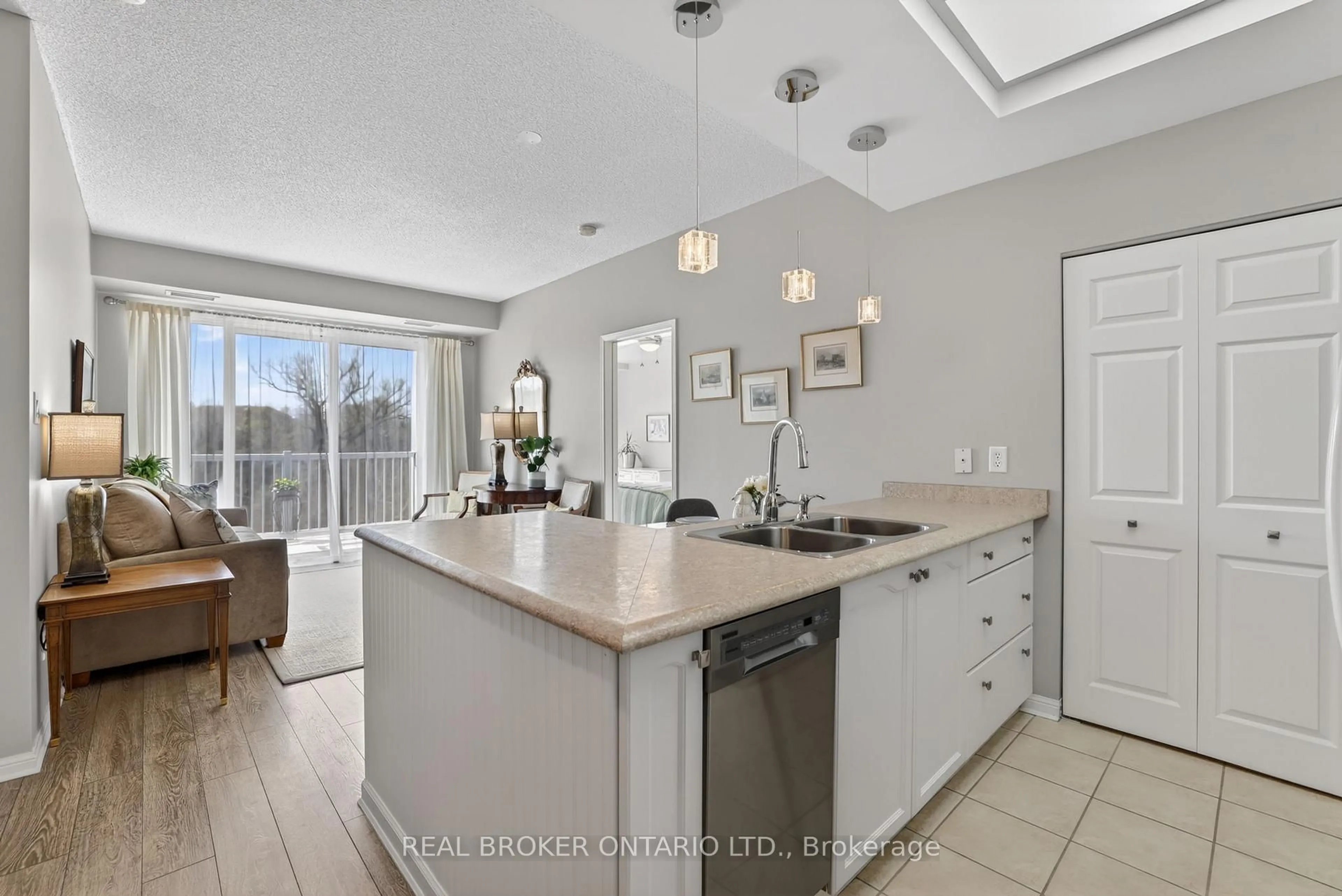 Open concept kitchen, ceramic/tile floor for 900 Bogart Mill Tr #519, Newmarket Ontario L3Y 8V5