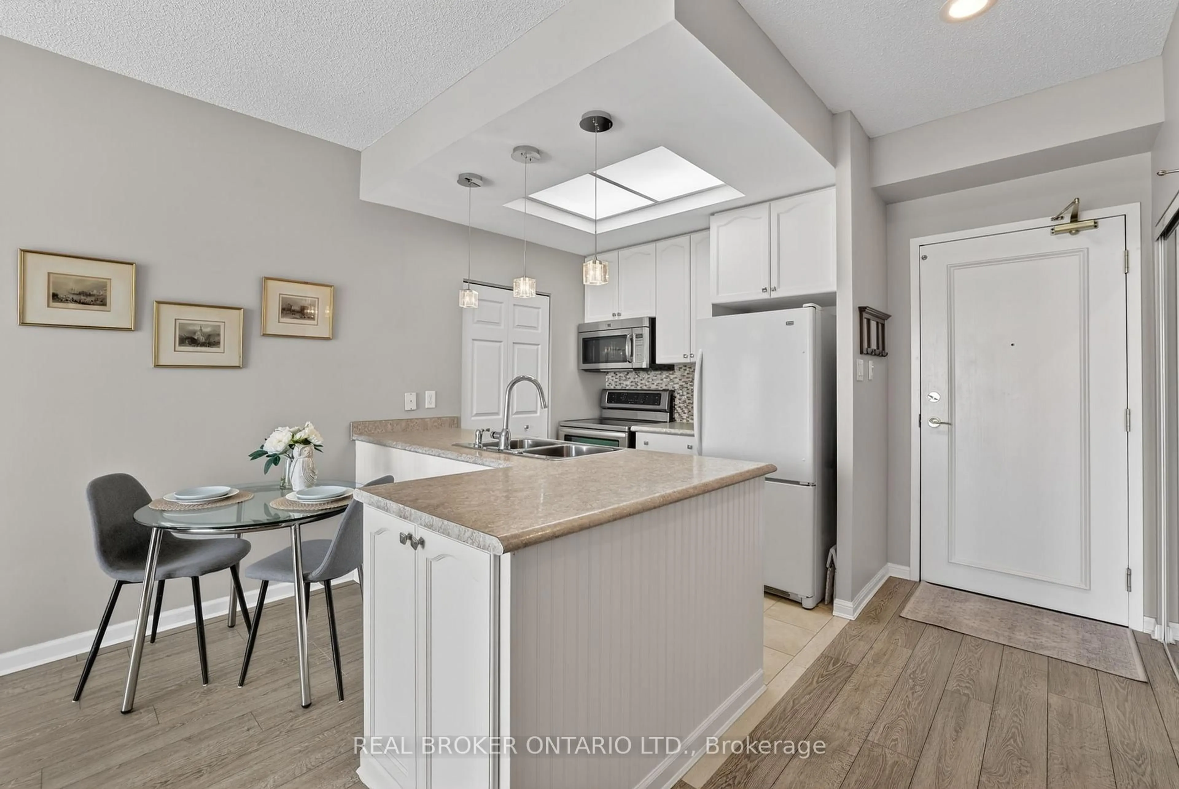 Open concept kitchen, ceramic/tile floor for 900 Bogart Mill Tr #519, Newmarket Ontario L3Y 8V5