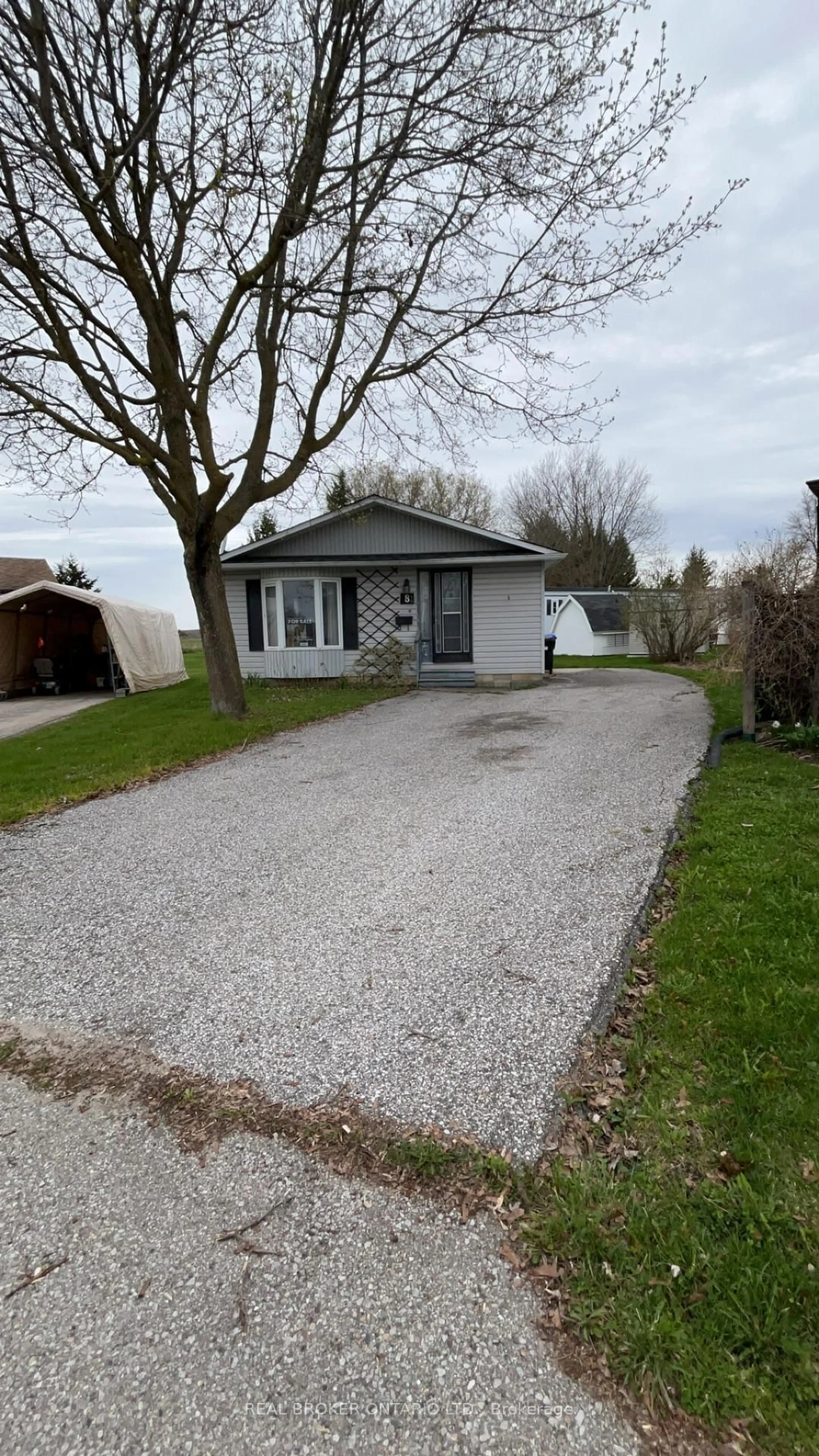 A pic from outside/outdoor area/front of a property/back of a property/a pic from drone, street for 8 Maple Leaf Terr, Innisfil Ontario L0L 1L0