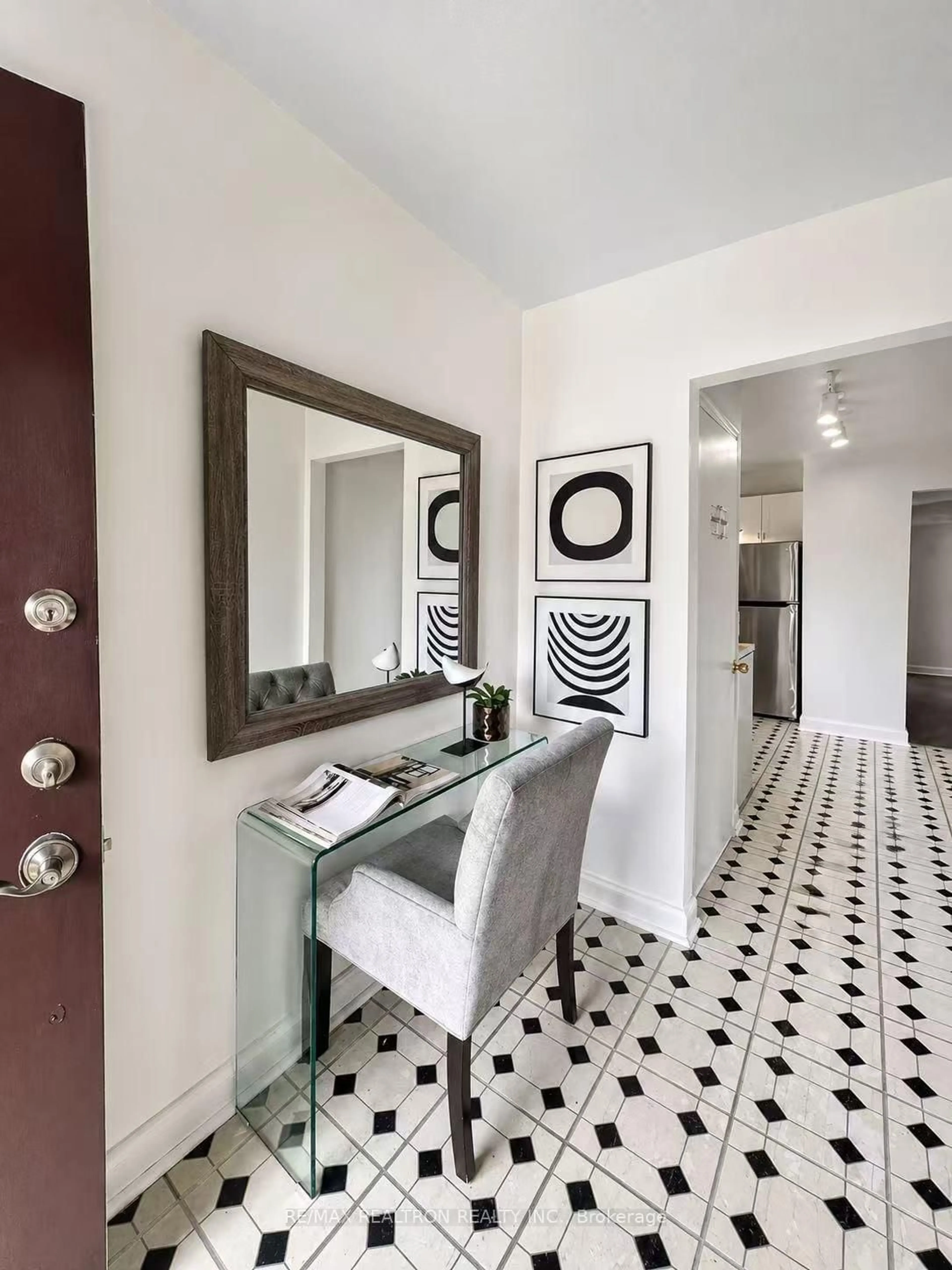 Indoor entryway for 331 Boisdale Ave, Richmond Hill Ontario L4C 1R4