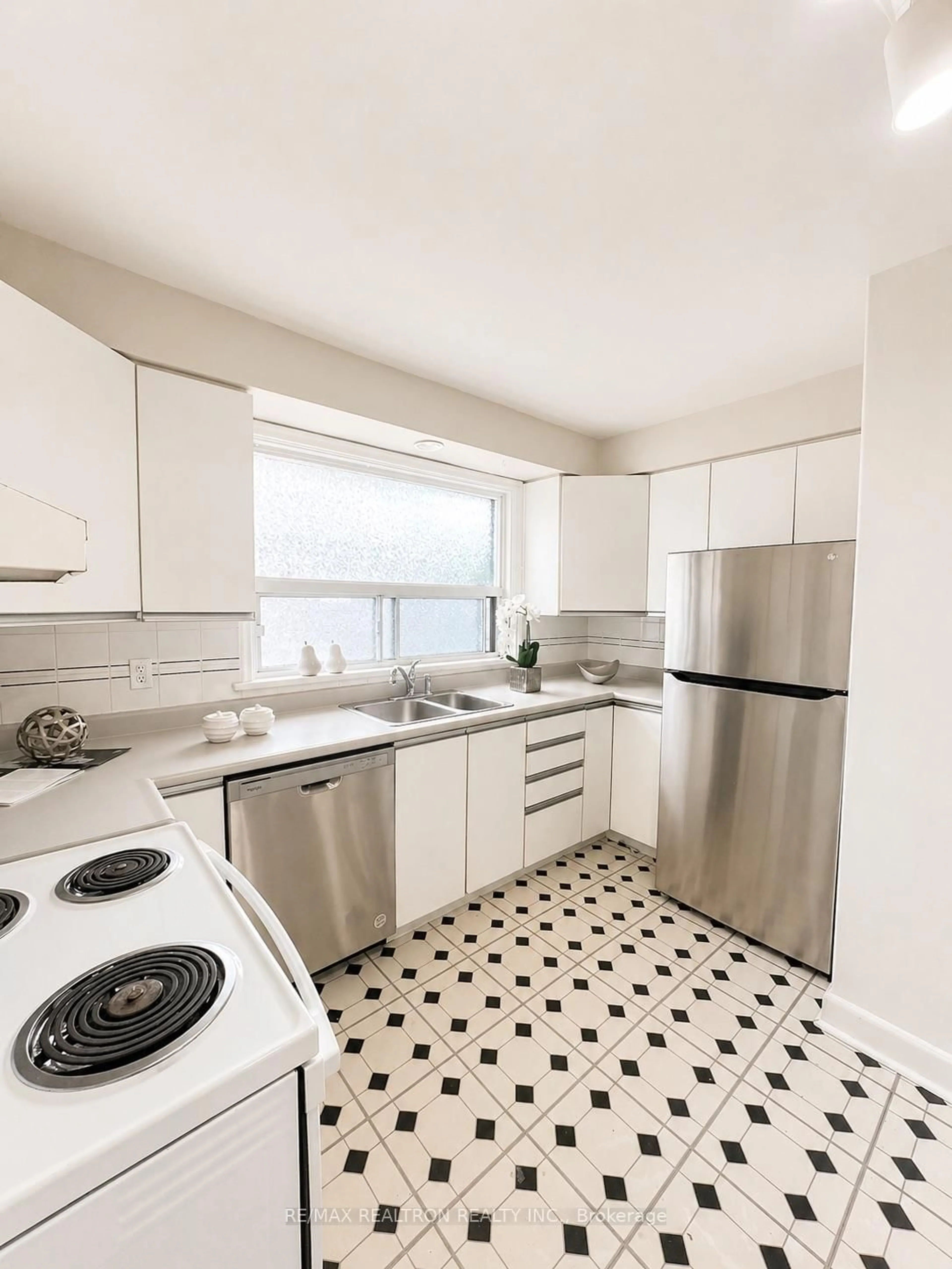 Standard kitchen, unknown for 331 Boisdale Ave, Richmond Hill Ontario L4C 1R4