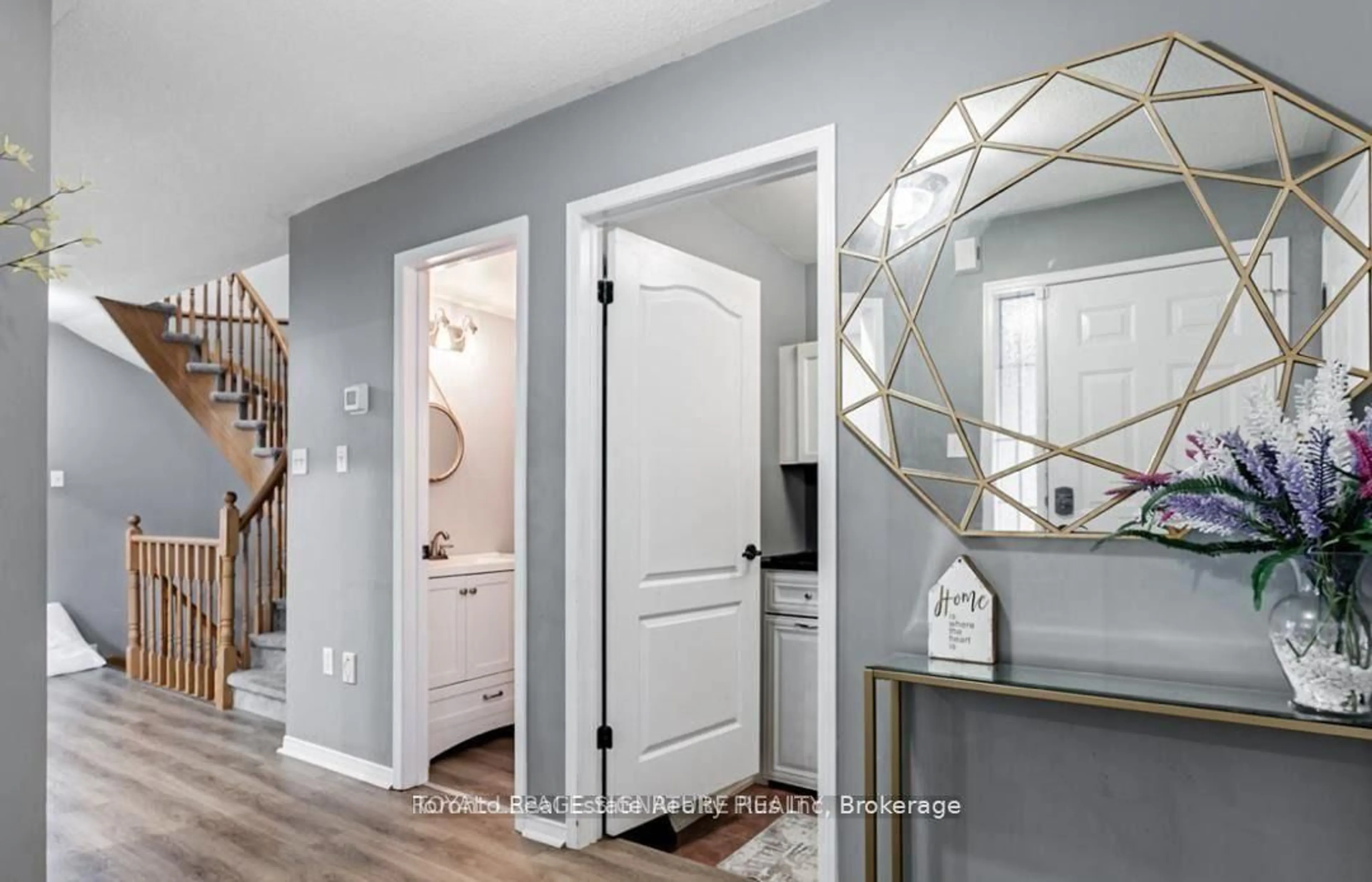 Indoor entryway for 18 Preston Ave, New Tecumseth Ontario L9R 1Y6