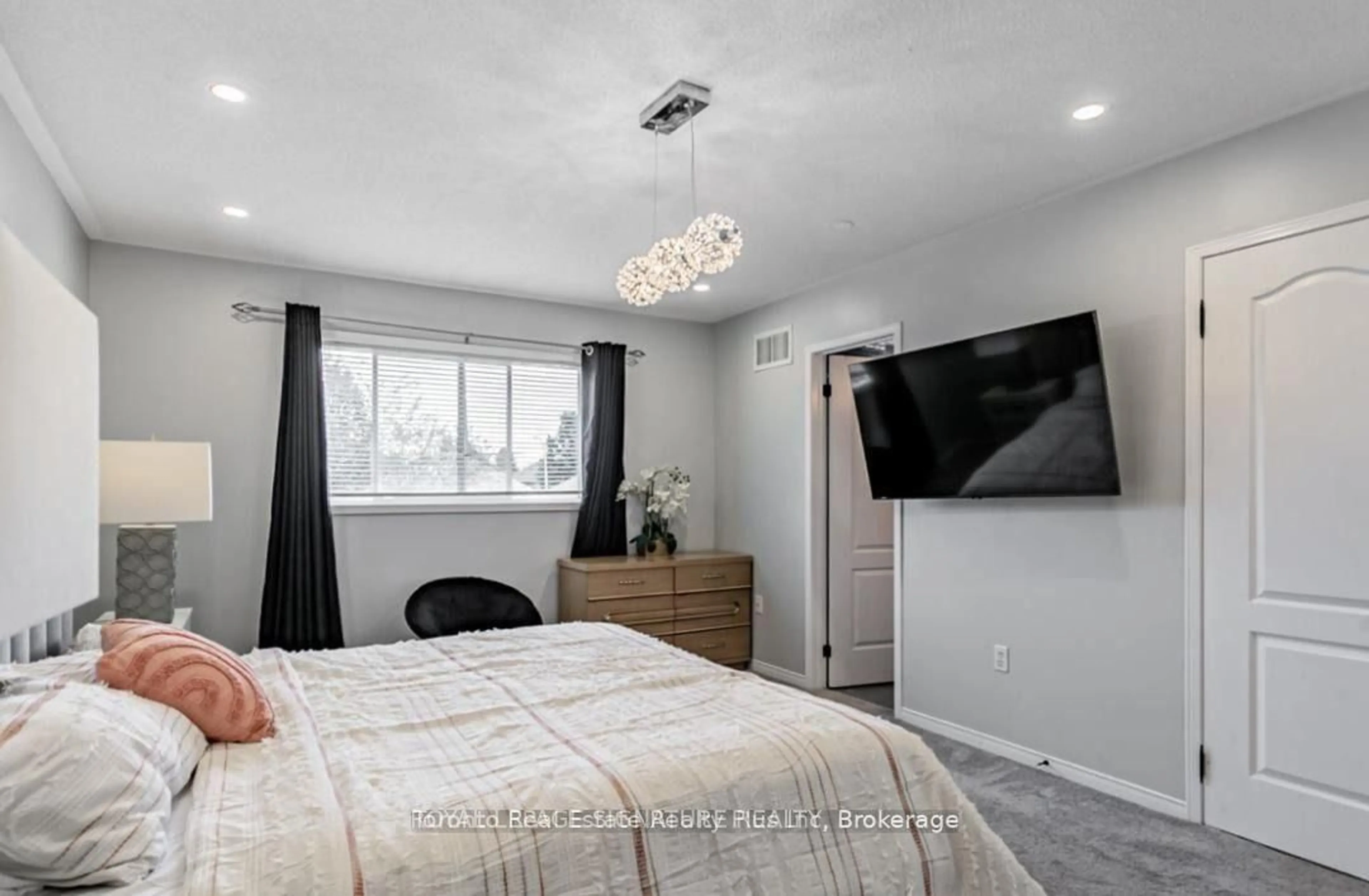 A pic of a room for 18 Preston Ave, New Tecumseth Ontario L9R 1Y6